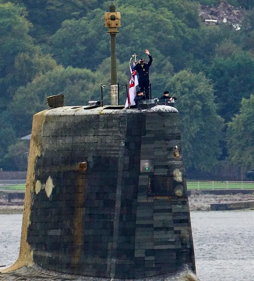 Le sous-marin nucléaire de classe Vanguard transportant des missiles balistiques intercontinentaux Trident II (D5) a pris l'allure d'un monstre marin après une mission prolongée.-7 Le sous-marin nucléaire de classe Vanguard transportant des missiles balistiques intercontinentaux Trident II (D5) a pris l'allure d'un monstre marin après une mission prolongée.-7
