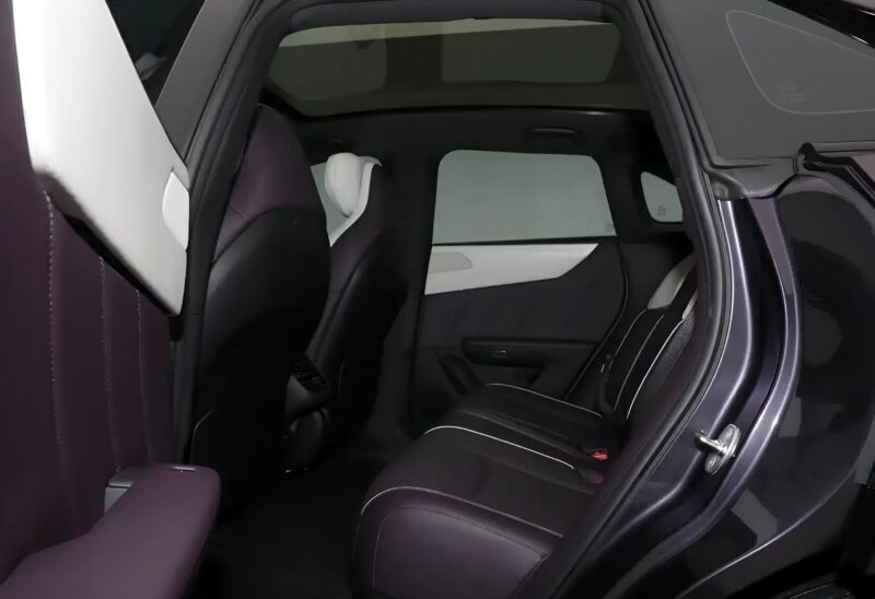 Plafond noir à l'intérieur du Mazda EZ-60 Plafond noir à l'intérieur du Mazda EZ-60