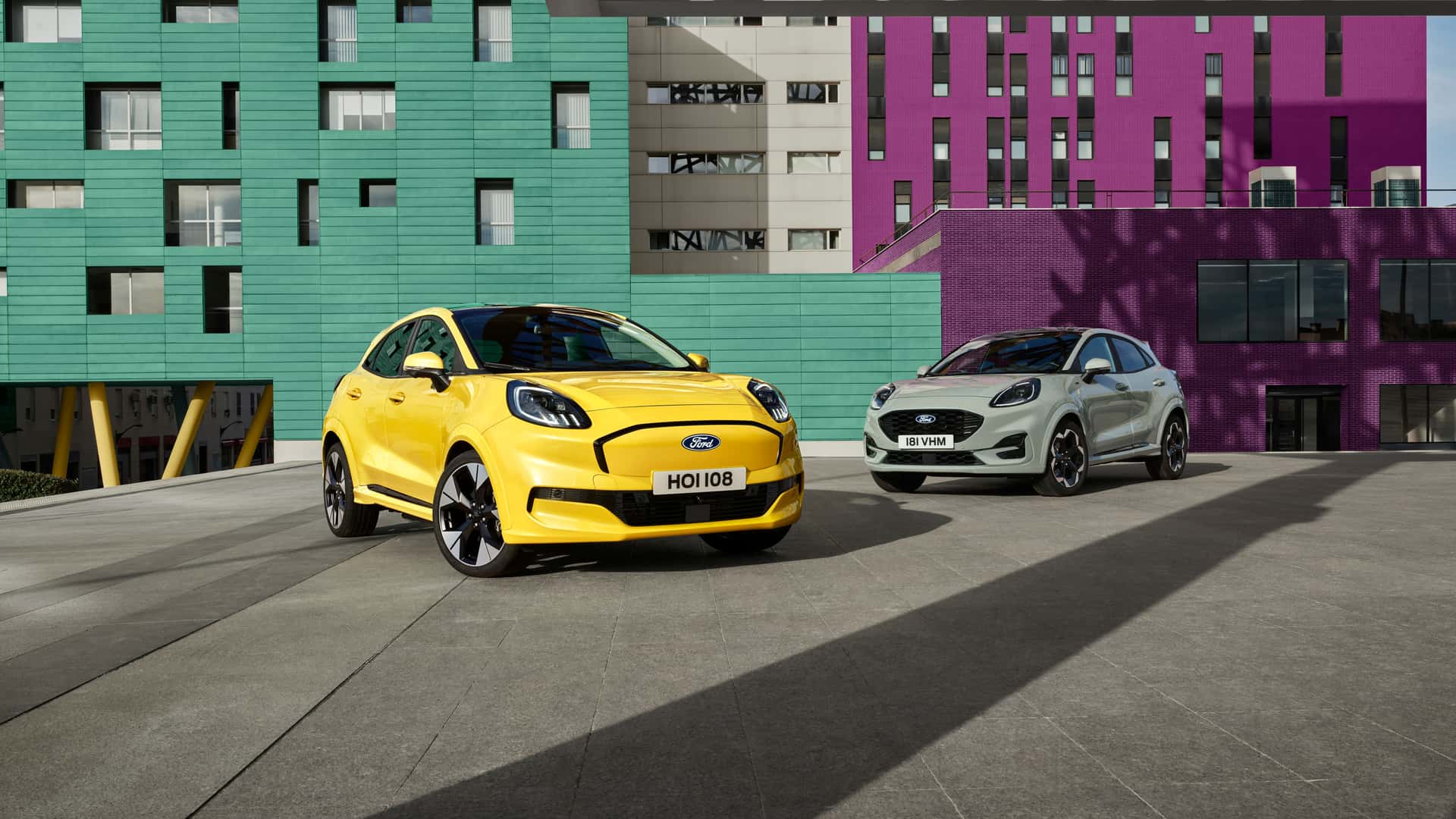 Ford Puma Gen-E et la Ford Puma classique. Ford Puma Gen-E version jaune et Ford Puma normale version grise