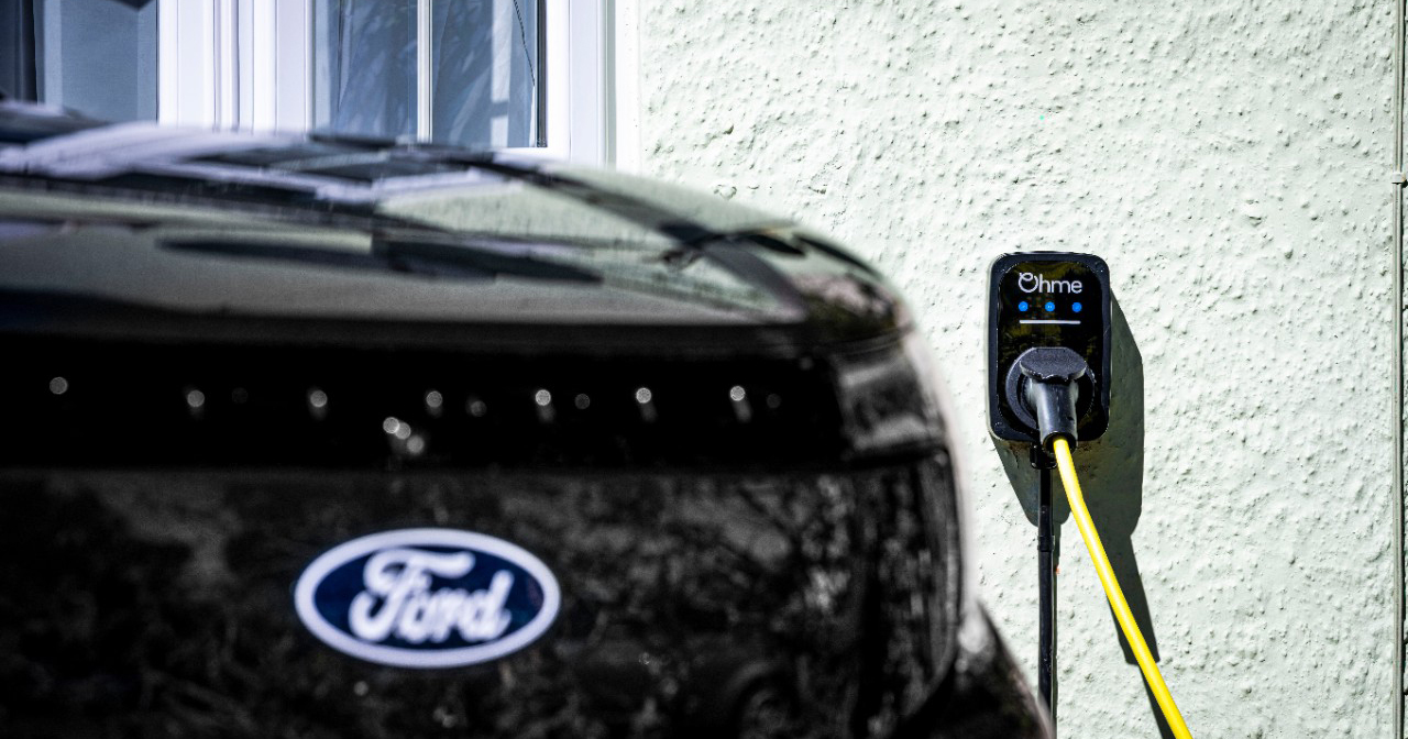 Photo illustrative de Ford Explorer EV branché à une charge murale Photo illustrative de Ford Explorer EV branché à une charge murale