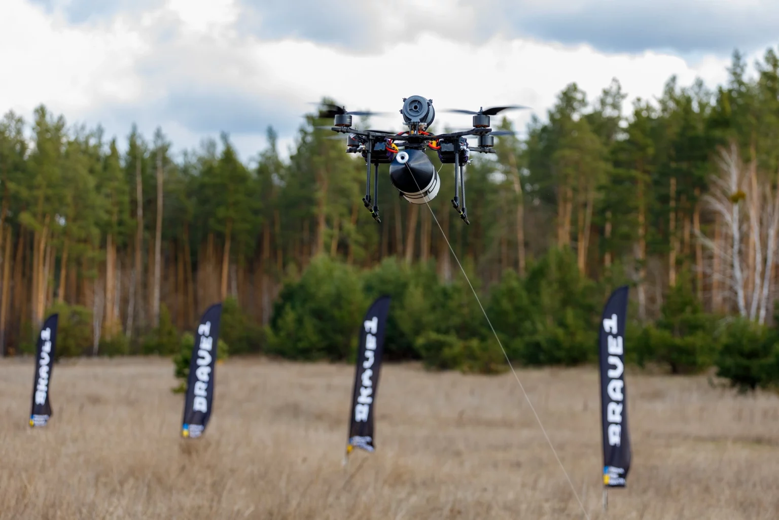 Test d'un drone FPV avec commande par fibre optique. Illustration : Brave1