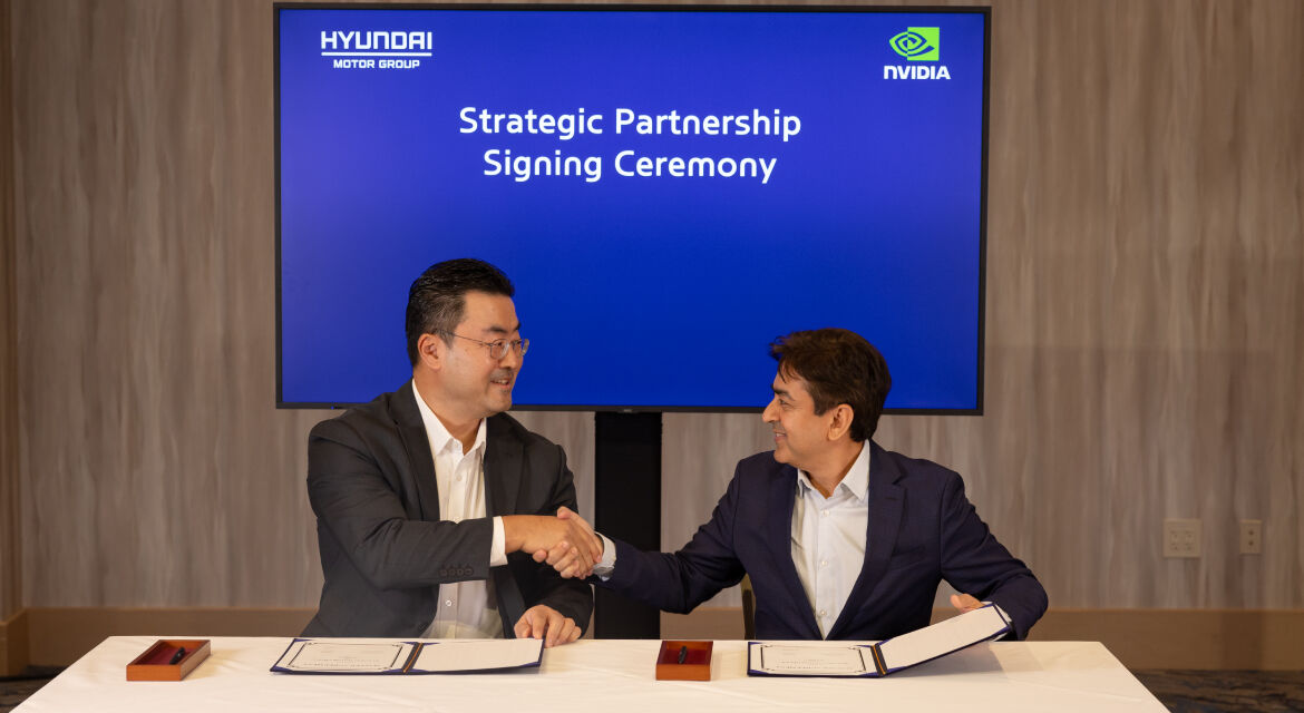 Cérémonie de signature du partenariat à Las Vegas, Nevada, États-Unis. De gauche à droite : Heung Soo Kim et Rishi Dhall.