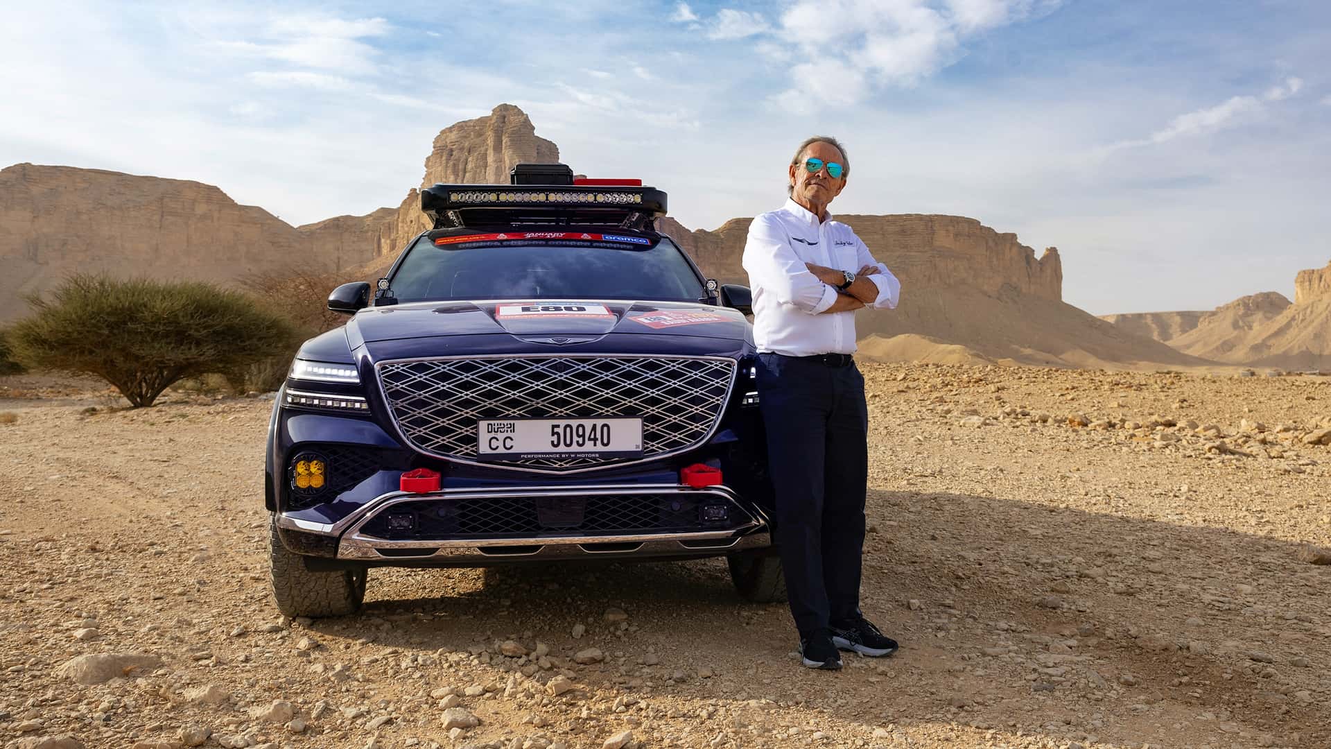 Jackie X Jackie X à côté de la Genesis GV80 Desert Edition.