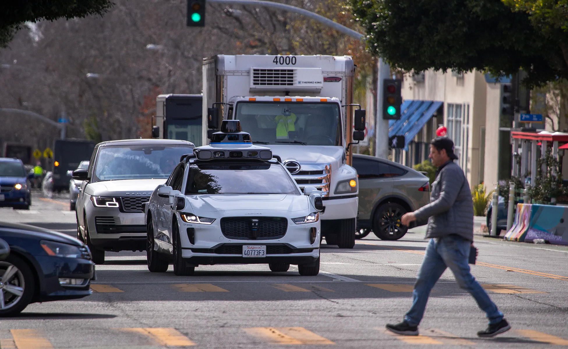 Waymo étend la zone de service de ses robotaxis à San Francisco, malgré les protestations des habitants de la ville. Waymo étend la zone de service de ses robotaxis à San Francisco, malgré les protestations des habitants de la ville.