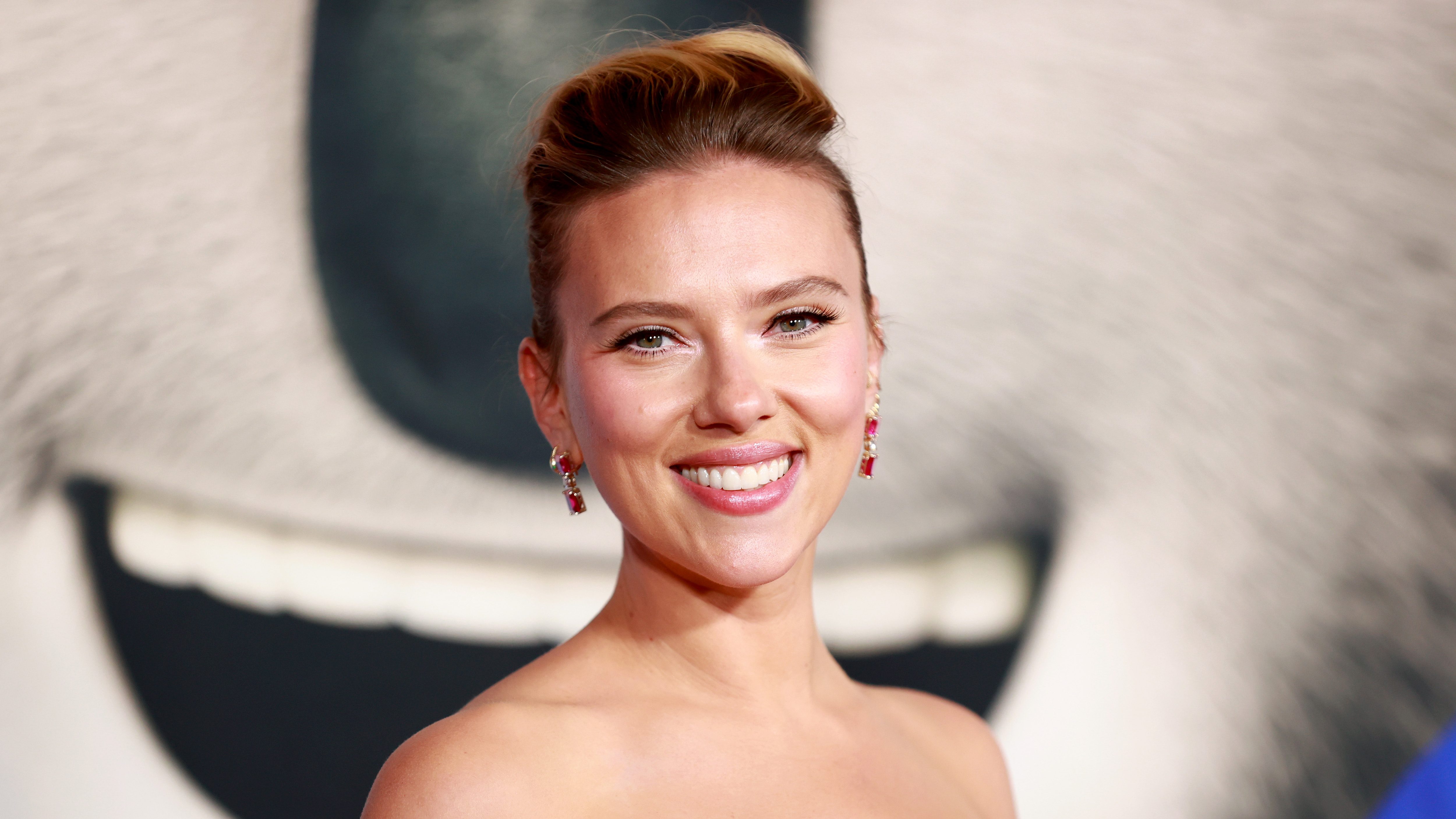 Scarlett Johansson poursuit les développeurs d'une application d'intelligence artificielle pour avoir cloné sa voix dans des publicités. Scarlett Johansson poursuit les développeurs d'une application d'intelligence artificielle pour avoir cloné sa voix dans des publicités.