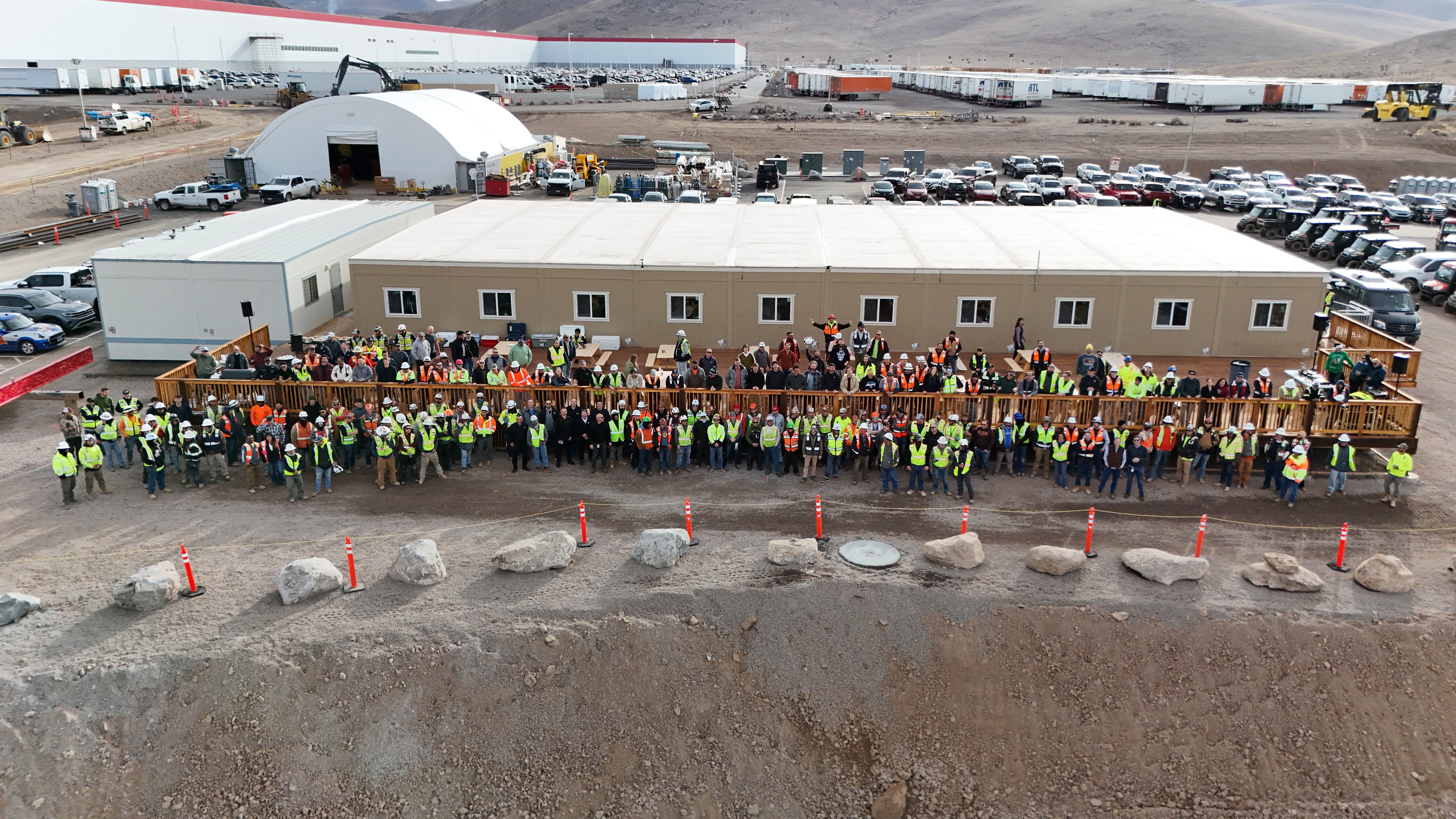 Structure métallique principale de l'usine Tesla Semi au Nevada Structure métallique principale de l'usine Tesla Semi au Nevada