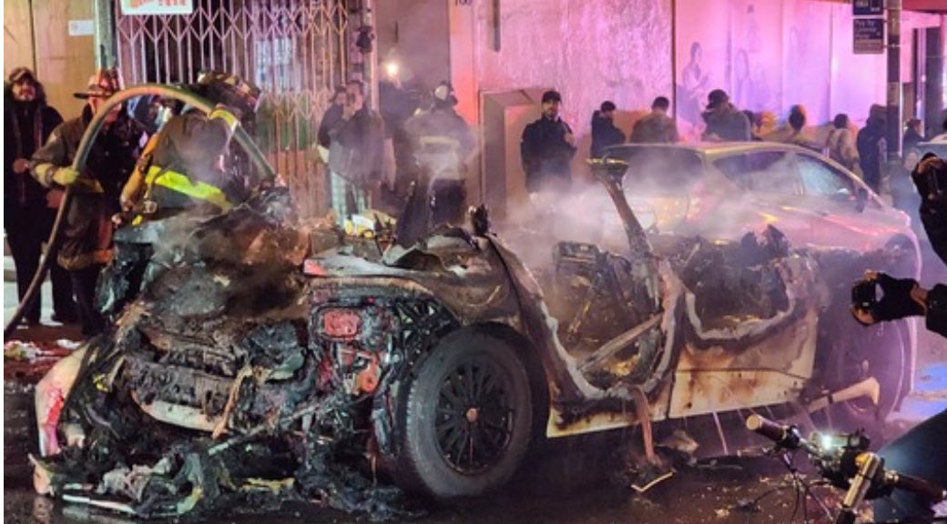 Le robotaxi de Waymo attaqué et incendié à San Francisco Le robotaxi de Waymo attaqué et incendié à San Francisco