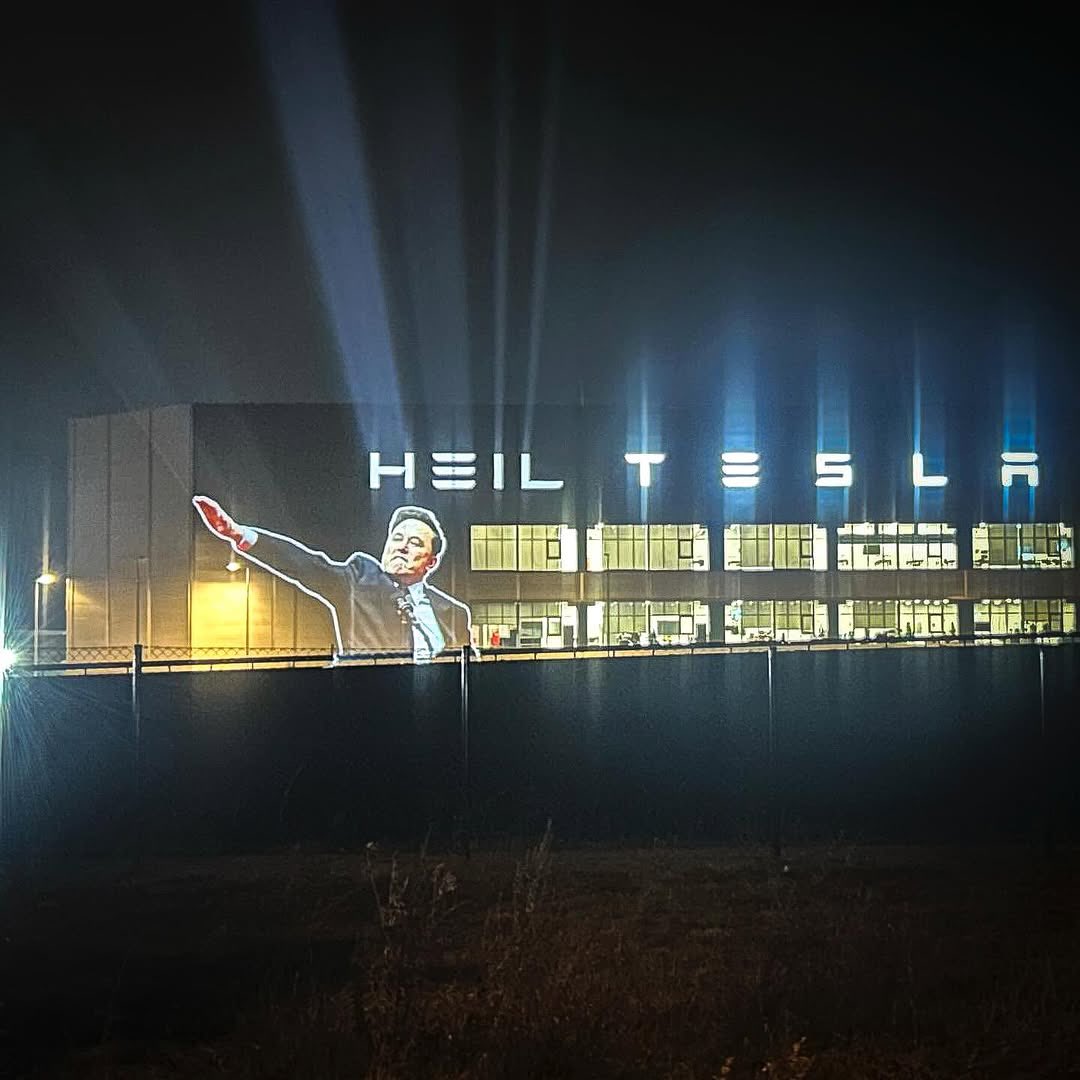 Ilon Musk sur la façade de la Tesla Gigafactory à Berlin-Brandebourg L'image d'Ilon Musk représentant un salut nazi