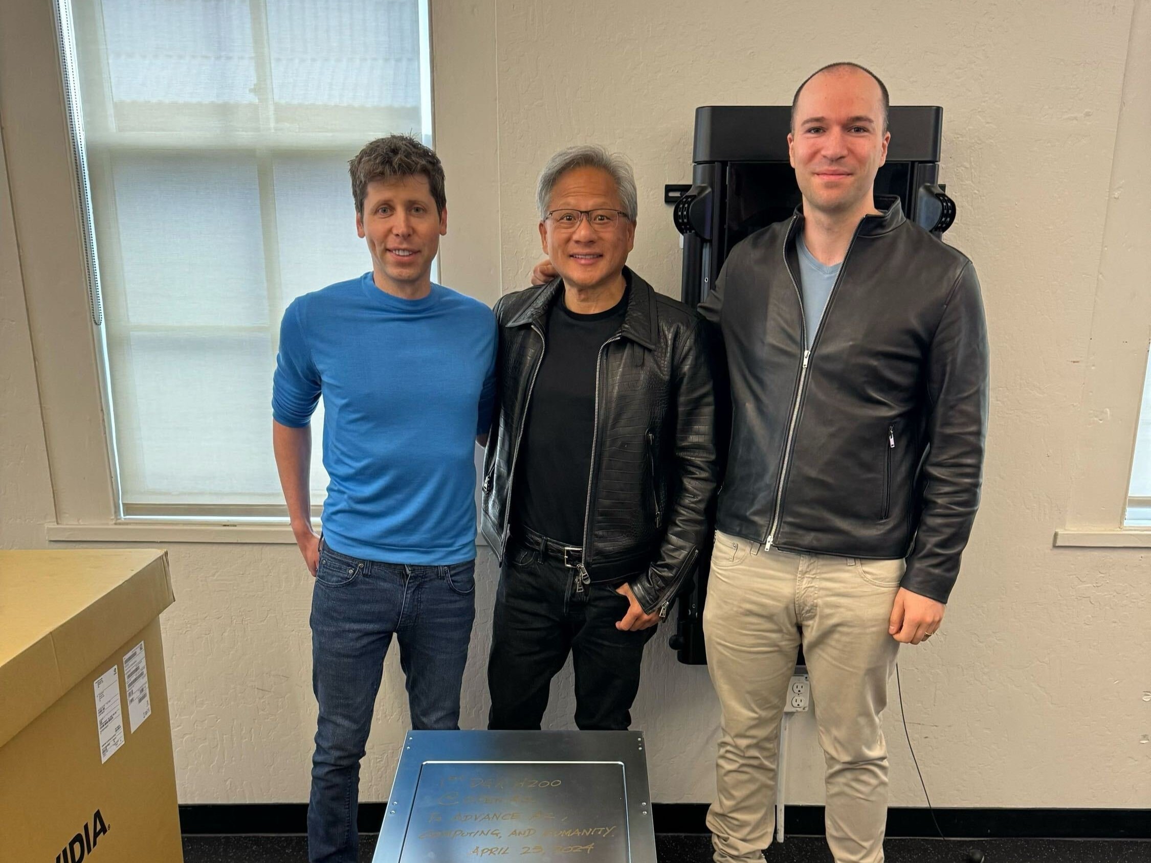Le CEO de NVIDIA a personnellement remis les premiers accélérateurs d'IA DGX H200 au bureau de l'OpenAI. Le CEO de NVIDIA a personnellement remis les premiers accélérateurs d'IA DGX H200 au bureau de l'OpenAI.