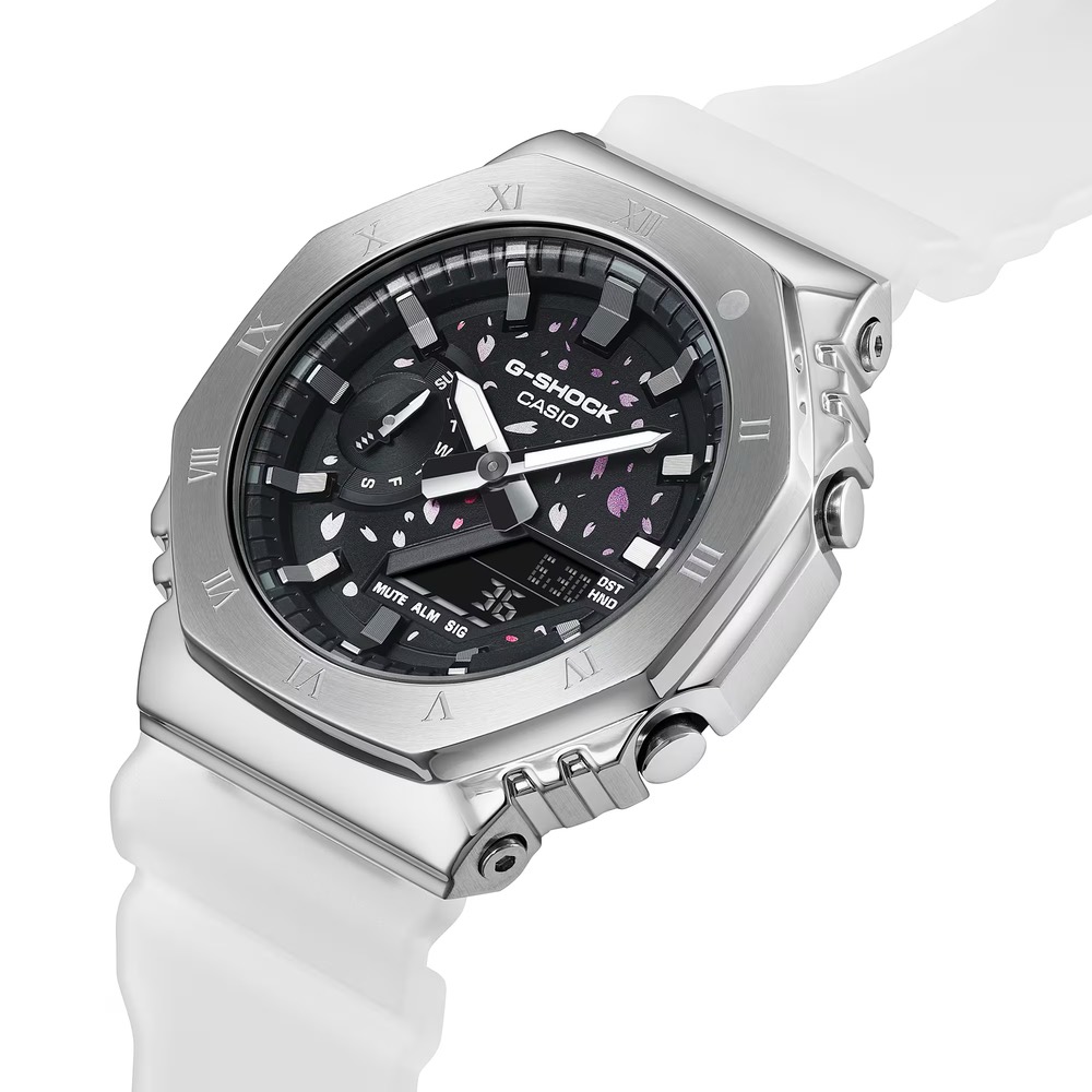 Modèle G-Shock GM-2100TTTR-8A avec lunette argentée Modèle G-Shock GM-2100TTTR-8A avec lunette argentée
