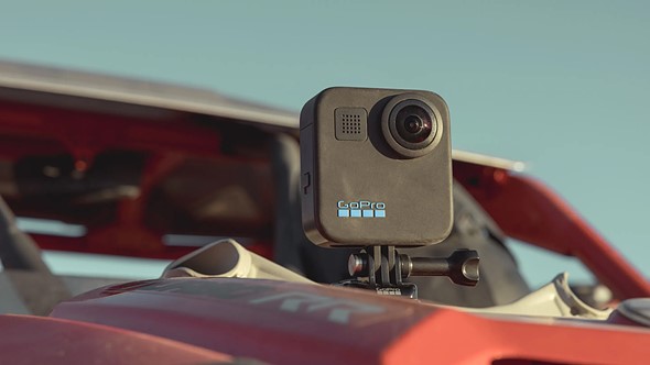 GoPro Max (2025) sur une voiture GoPro Max (2025) sur une voiture