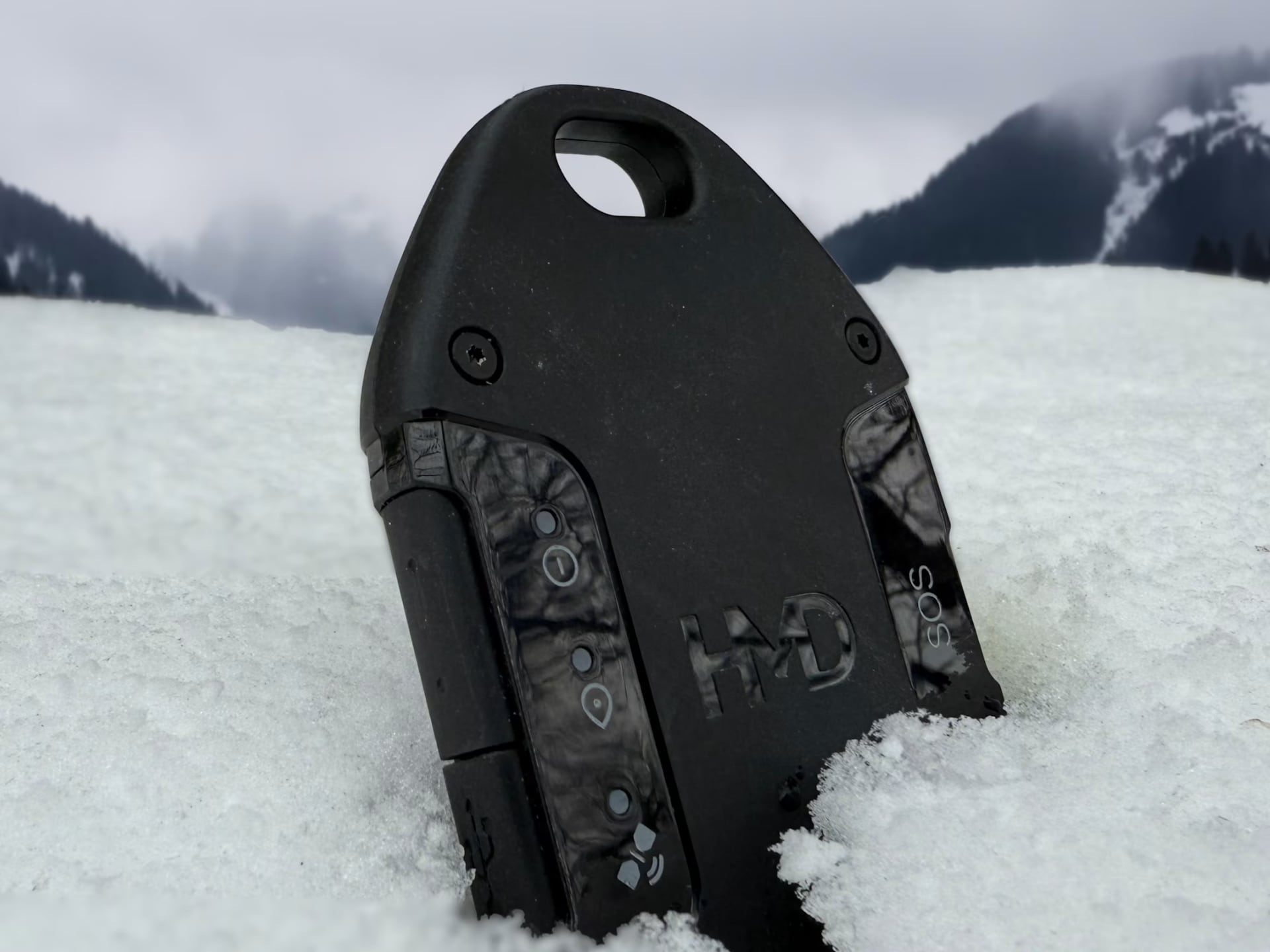 HMD OffGrid dans la neige au milieu d'une zone montagneuse HMD OffGrid dans la neige au milieu d'une zone montagneuse
