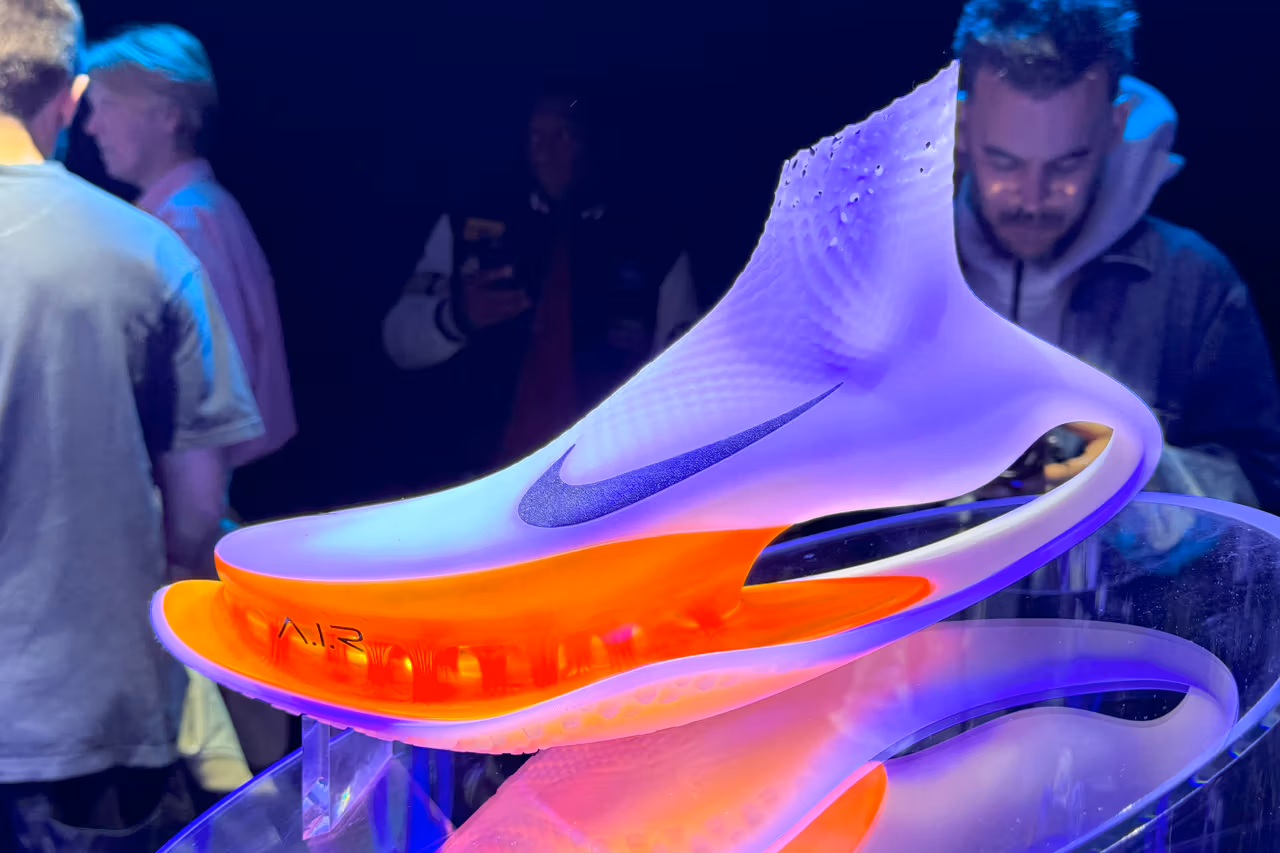 Nike a utilisé l'IA pour développer une collection d'entraîneurs A.I.R. pour les athlètes professionnels avant les Jeux olympiques de Paris. Nike a utilisé l'IA pour développer une collection d'entraîneurs A.I.R. pour les athlètes professionnels avant les Jeux olympiques de Paris.