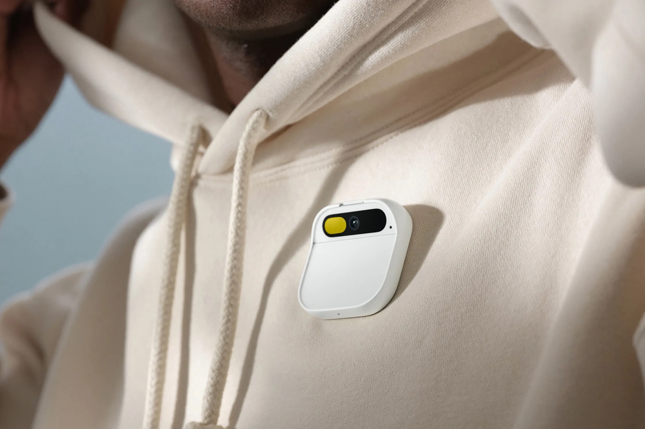 Humane a officiellement dévoilé AI Pin, un appareil portable doté d'un projecteur laser et prenant en charge les modèles OpenAI, au prix de 699 $. Humane a officiellement dévoilé AI Pin, un appareil portable doté d'un projecteur laser et prenant en charge les modèles OpenAI, au prix de 699 $.