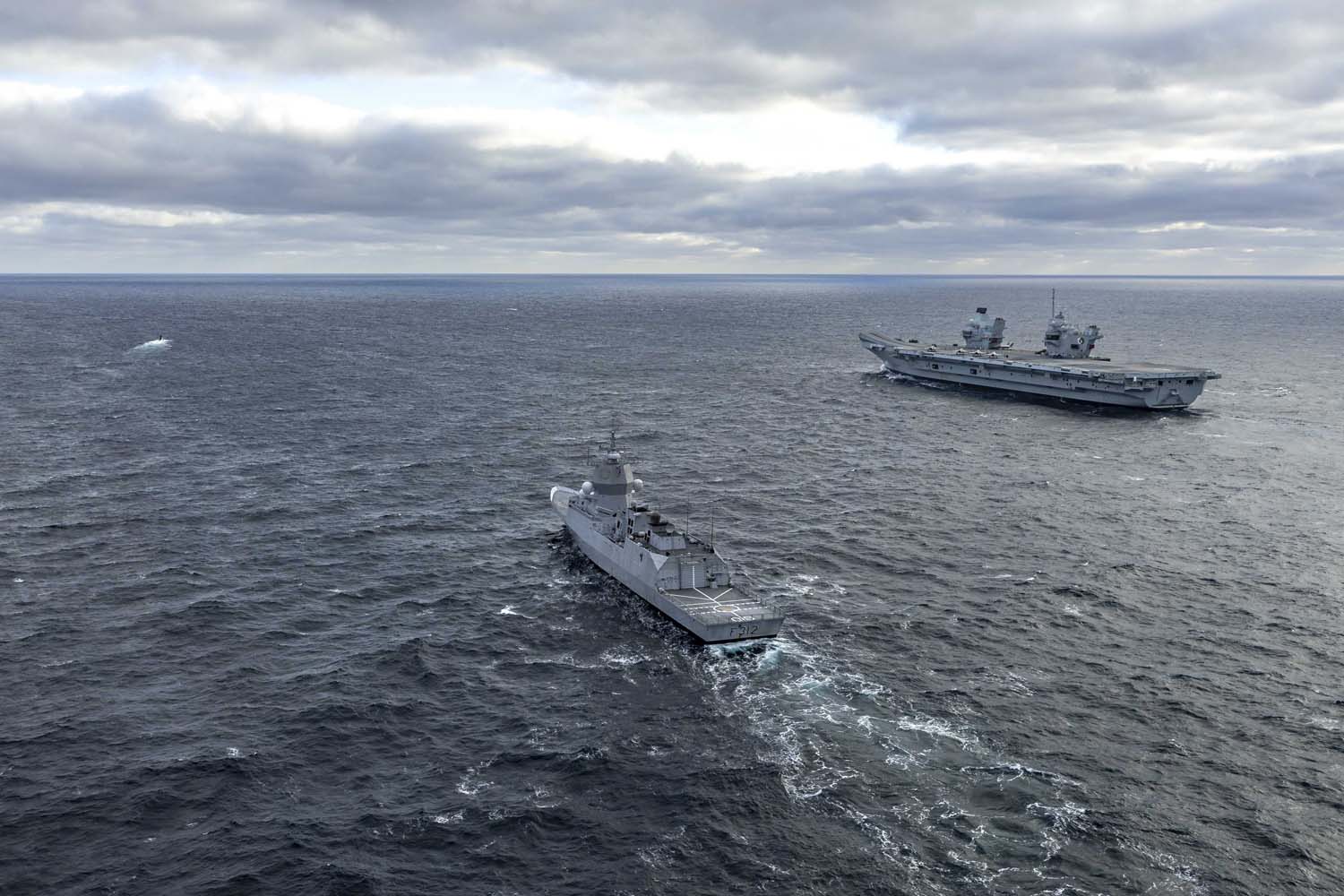 Le porte-avions britannique HMS Queen Elizabeth, qui transporte des chasseurs de cinquième génération F-35B Lightning II, est passé sous le commandement de l'OTAN pour la première fois dans l'histoire.-16 Le porte-avions britannique HMS Queen Elizabeth, qui transporte des chasseurs de cinquième génération F-35B Lightning II, est passé sous le commandement de l'OTAN pour la première fois dans l'histoire.-16