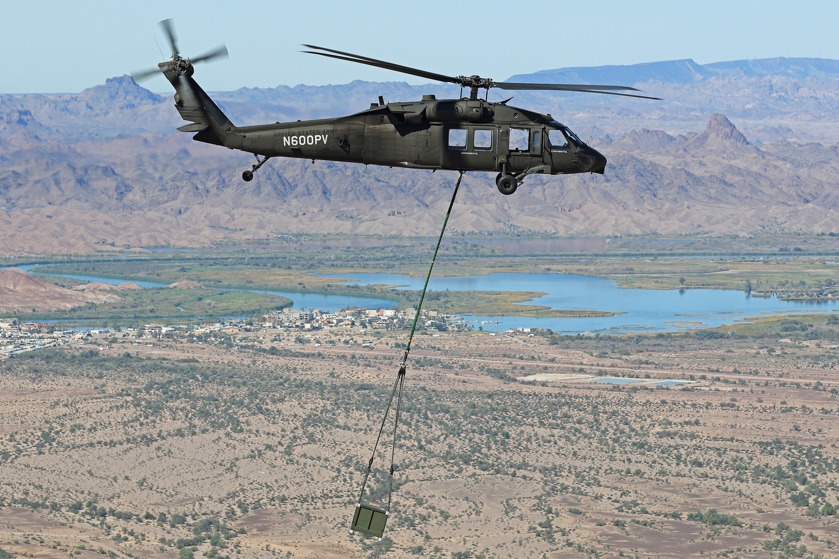Lockheed Martin a transformé un hélicoptère militaire Black Hawk en drone - il a livré avec succès un patient et 1 000 kg de marchandises Lockheed Martin a transformé un hélicoptère militaire Black Hawk en drone - il a livré avec succès un patient et 1 000 kg de marchandises