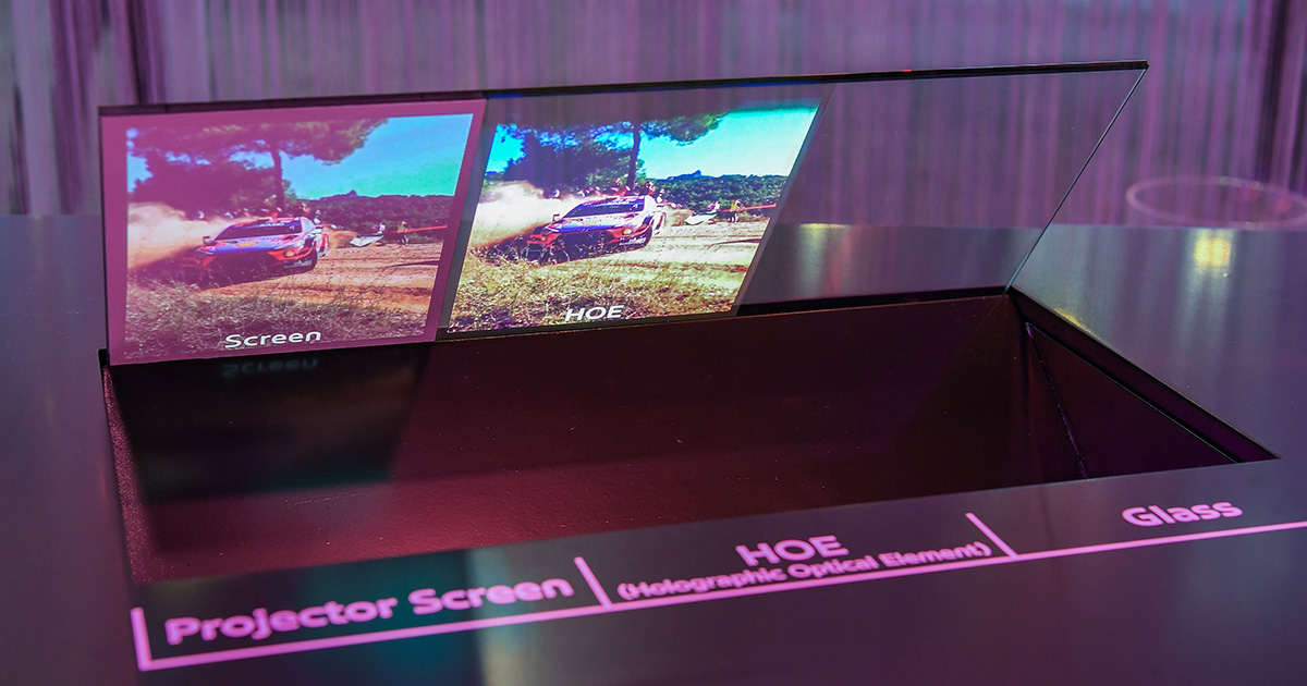 Démonstration de la technologie "Holographic Windshield Display" au CES 2025