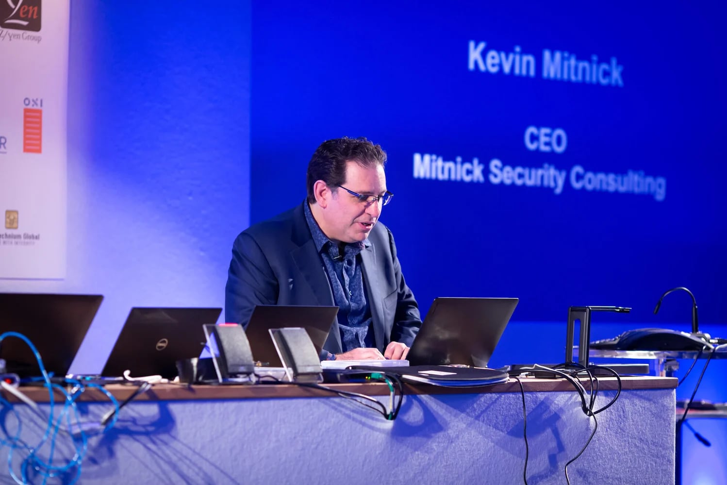 Kevin Mitnick prononce un discours lors de l'événement "Cyber Intrusion".