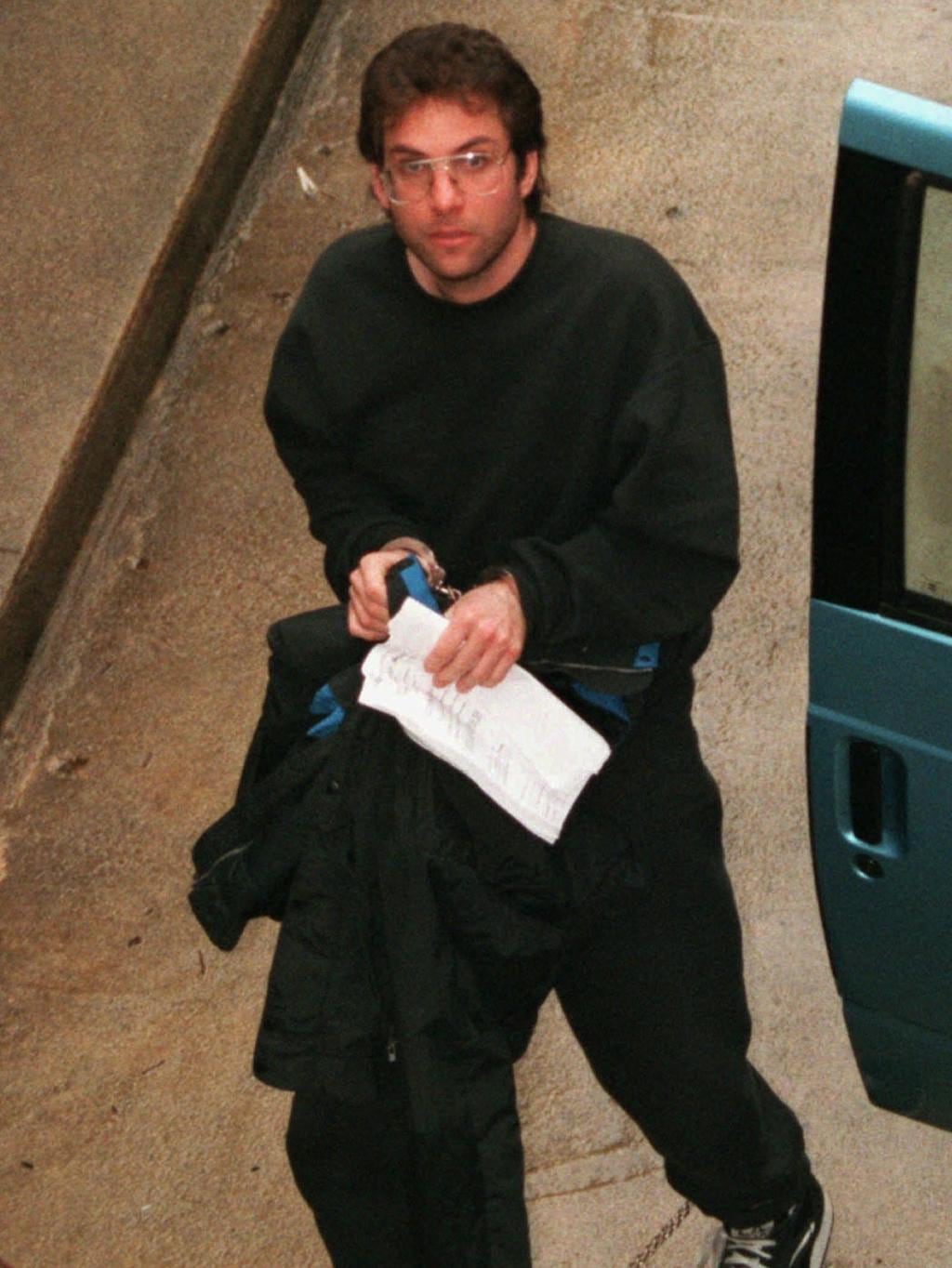 Kevin Mitnick entre menotté dans le tribunal américain après son arrestation. Illustration : Herald Sun