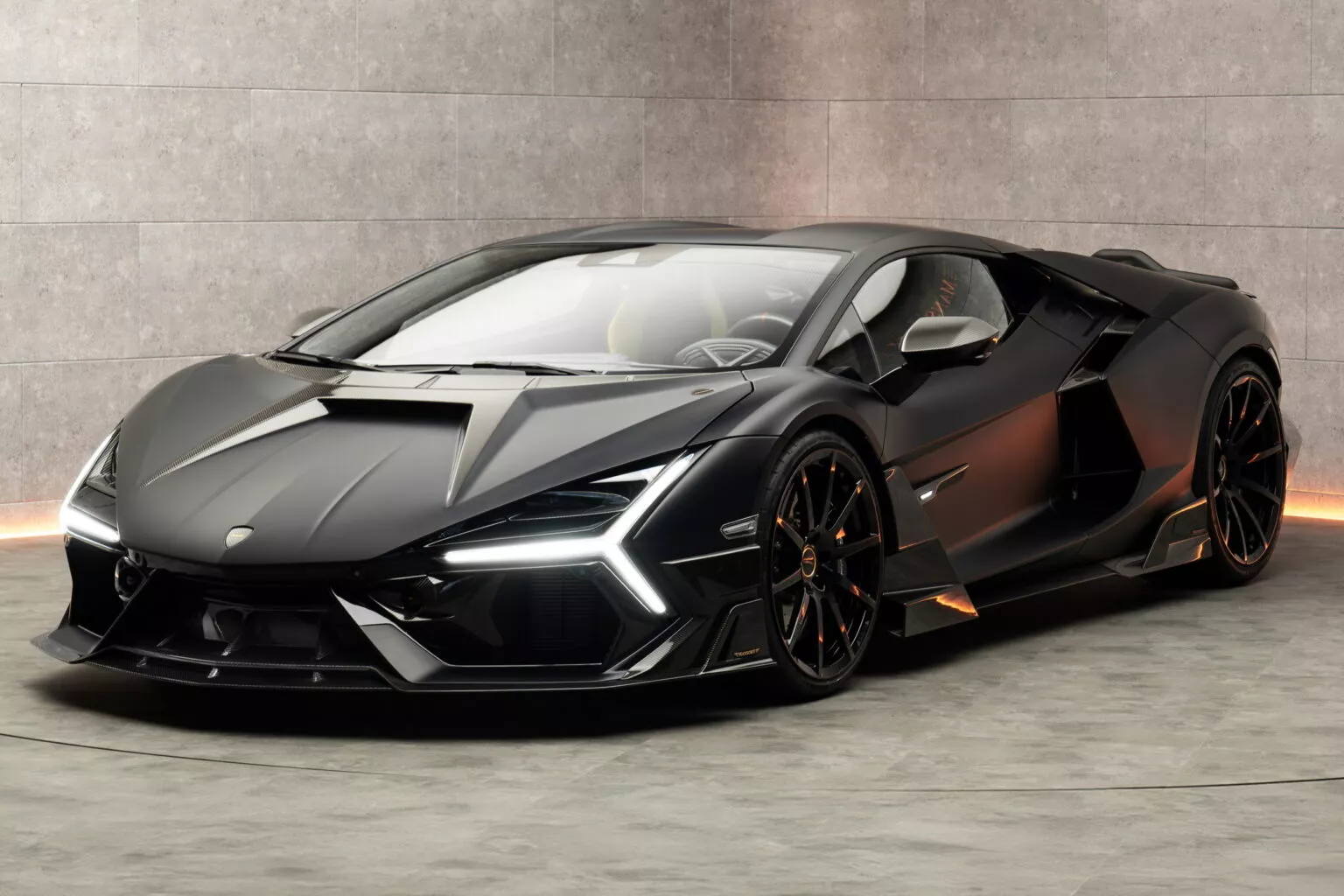 Lamborghini Revuelto by Mansory dans un cadre magnifique Lamborghini Revuelto by Mansory dans un cadre magnifique