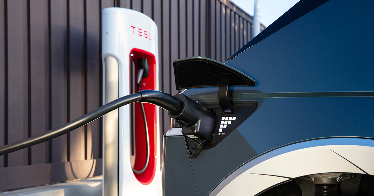 Une Hyundai Ioniq 5 Limited 2025 équipée d'un connecteur de charge NACS est photographiée connectée à une station Supercharger Tesla à Boulton, en Californie, le 26 août 2024. Photo : Hyundai Une Hyundai Ioniq 5 Limited 2025 connectée à une station Tesla Supercharger à Bewleton
