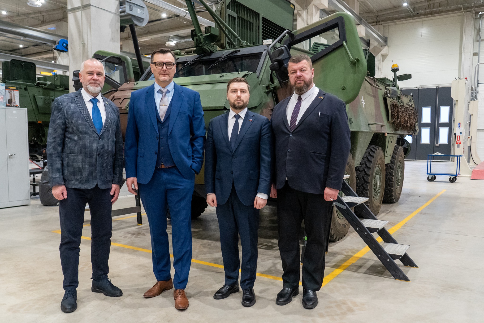 Ambassadeur d'Ukraine lors de la production de véhicules blindés de transport de troupes en Lettonie.