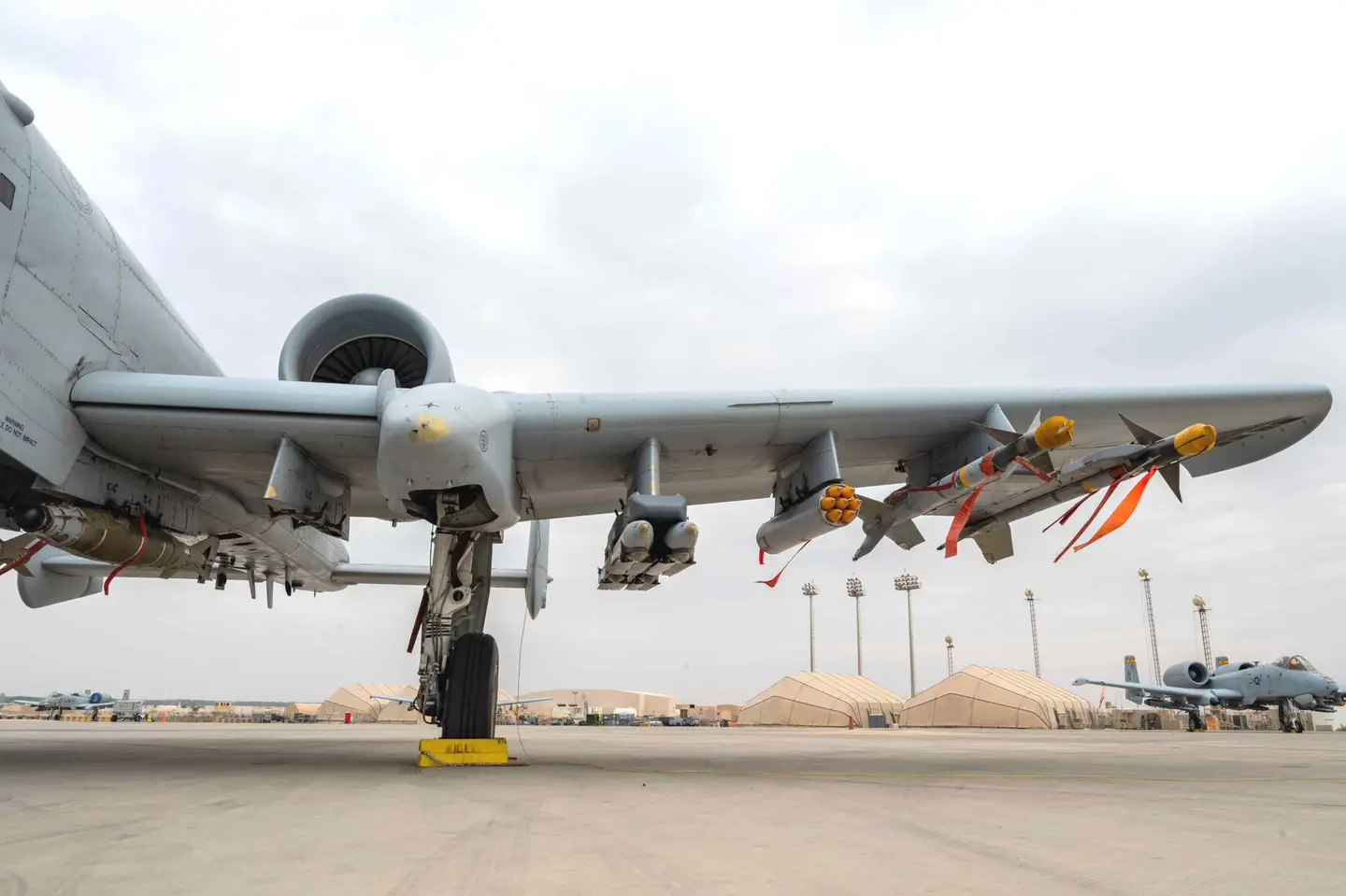 Le célèbre avion d'attaque A-10 Thunderbolt II peut désormais utiliser des missiles APKWS II et des bombes guidées de petit diamètre GBU-39/B.-2