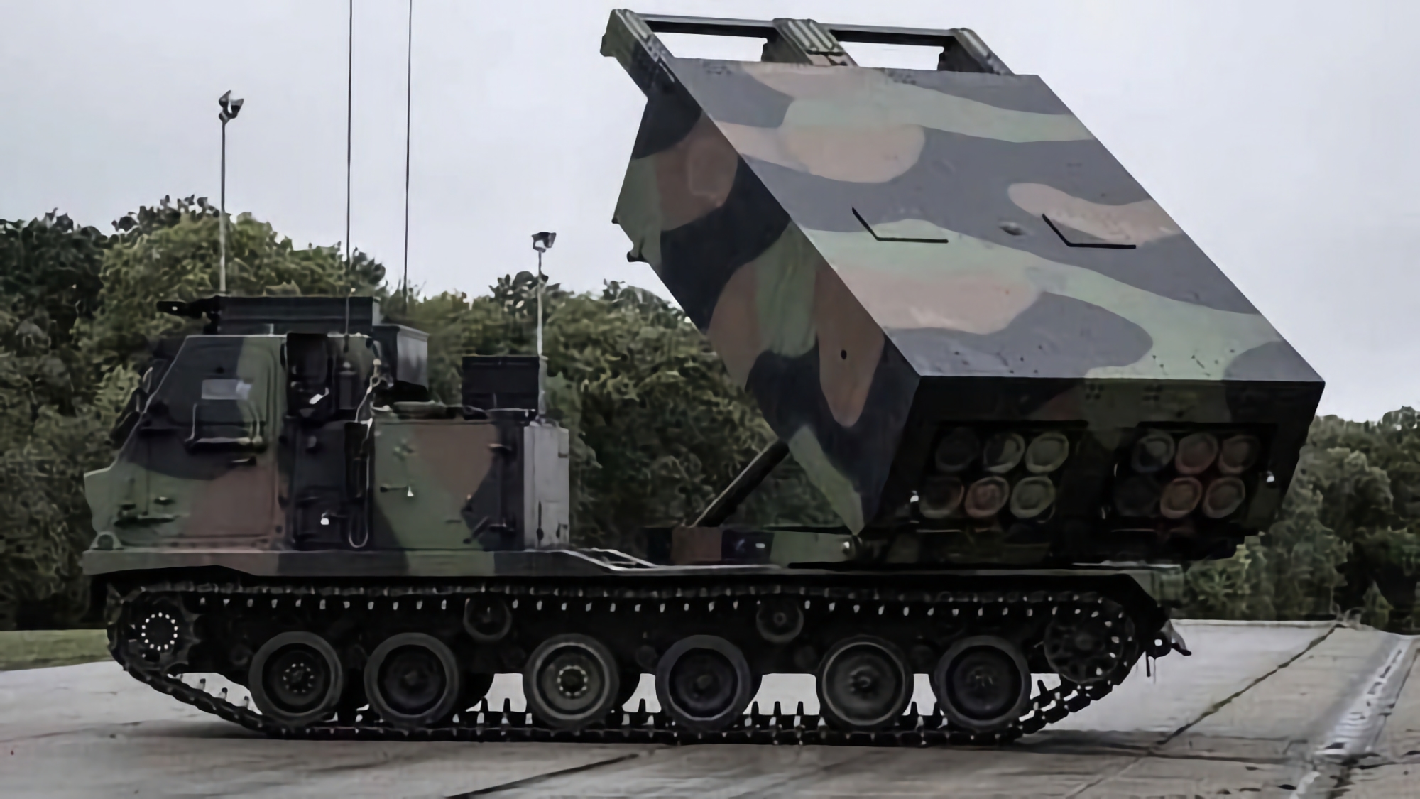 La France a transféré un lot supplémentaire de lance-roquettes multiples LRU à l'Ukraine, une version modifiée du M270. La France a transféré un lot supplémentaire de lance-roquettes multiples LRU à l'Ukraine, une version modifiée du M270.