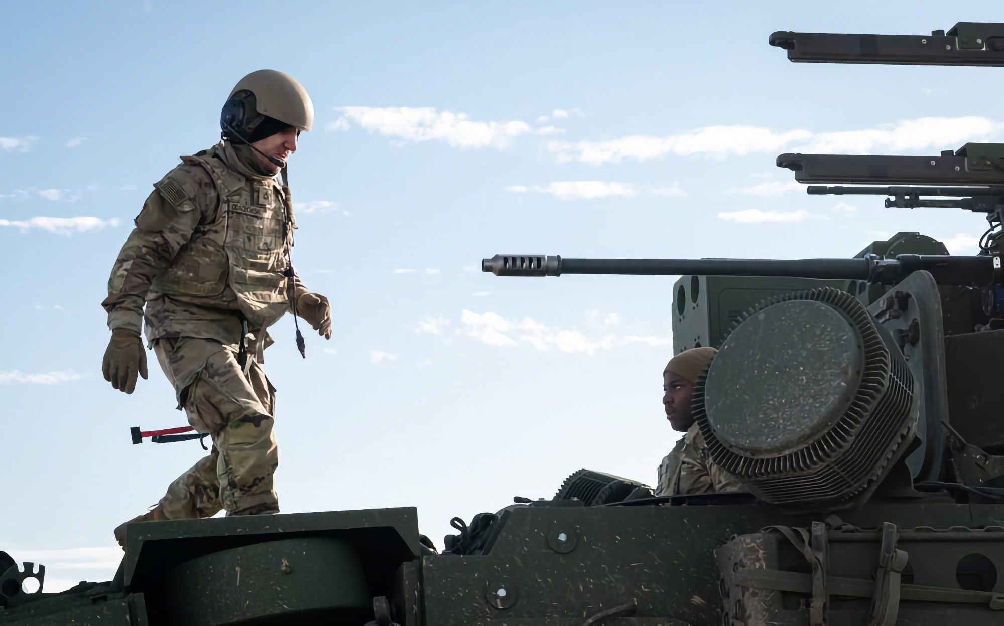 Les États-Unis ont testé pour la première fois le système de défense aérienne M-SHORAD avec le lanceur FIM-92 Stinger et les missiles AGM-114L Longbow Hellfire.