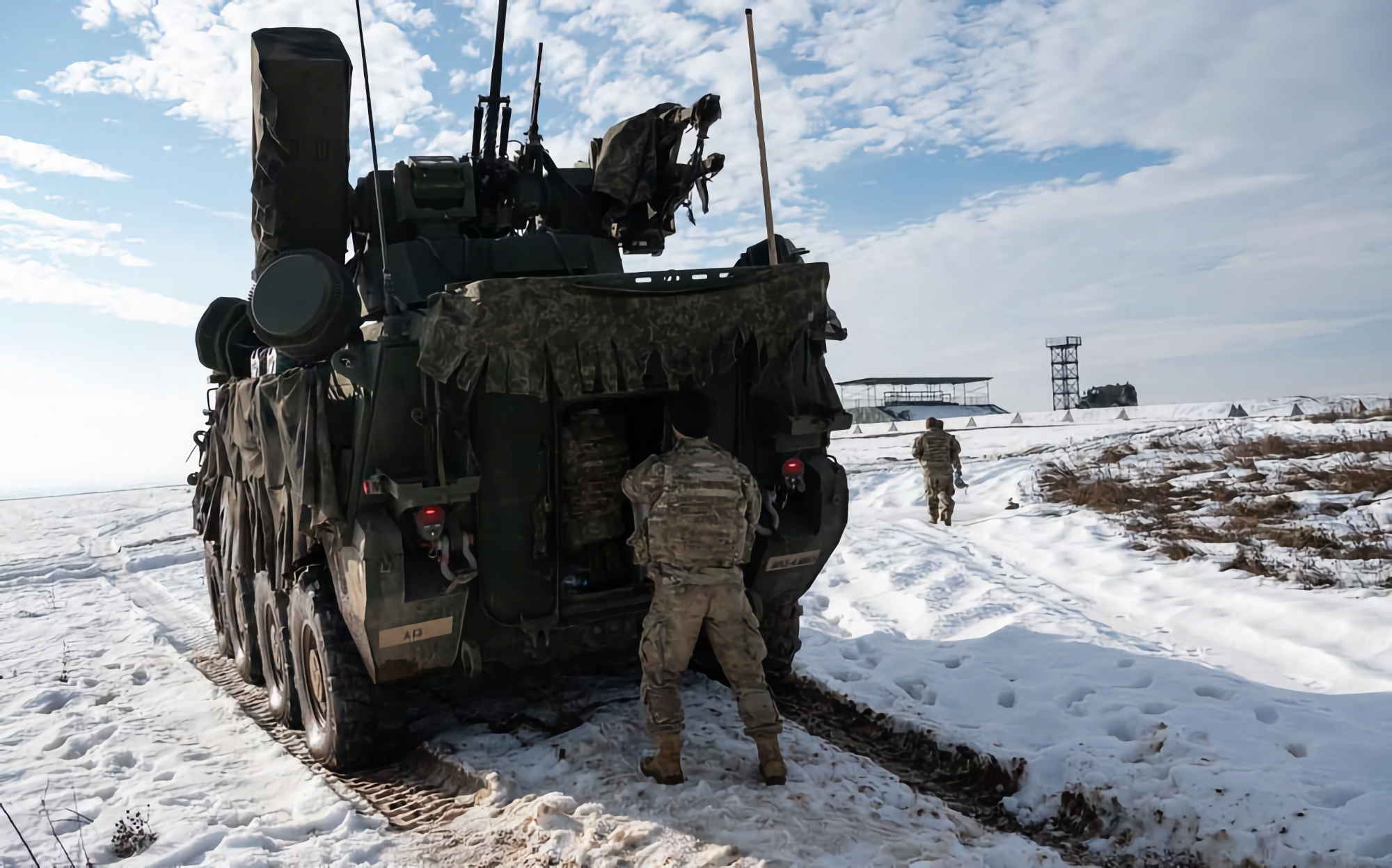 Les États-Unis ont testé pour la première fois le système de défense aérienne M-SHORAD avec le lanceur FIM-92 Stinger et les missiles AGM-114L Longbow Hellfire.-2