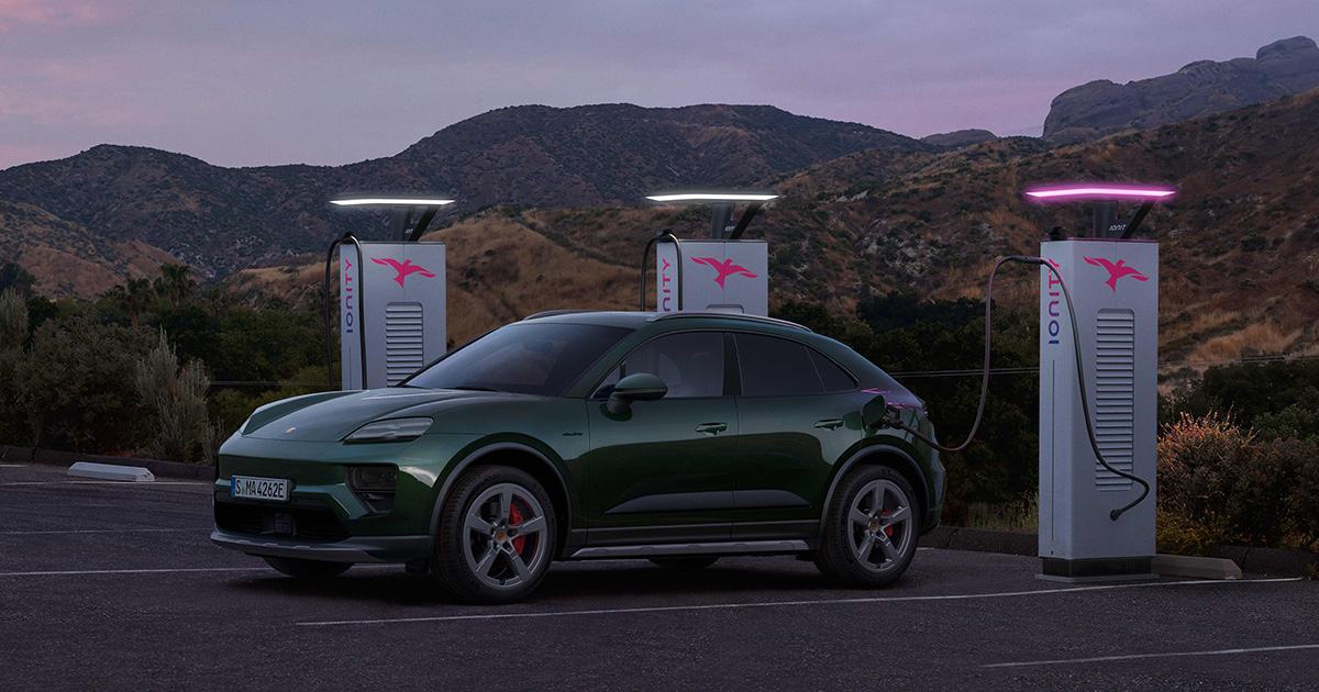 Porsche Macan 4S (2024) à la station de charge Porsche Macan 4S (2024) à la station de charge