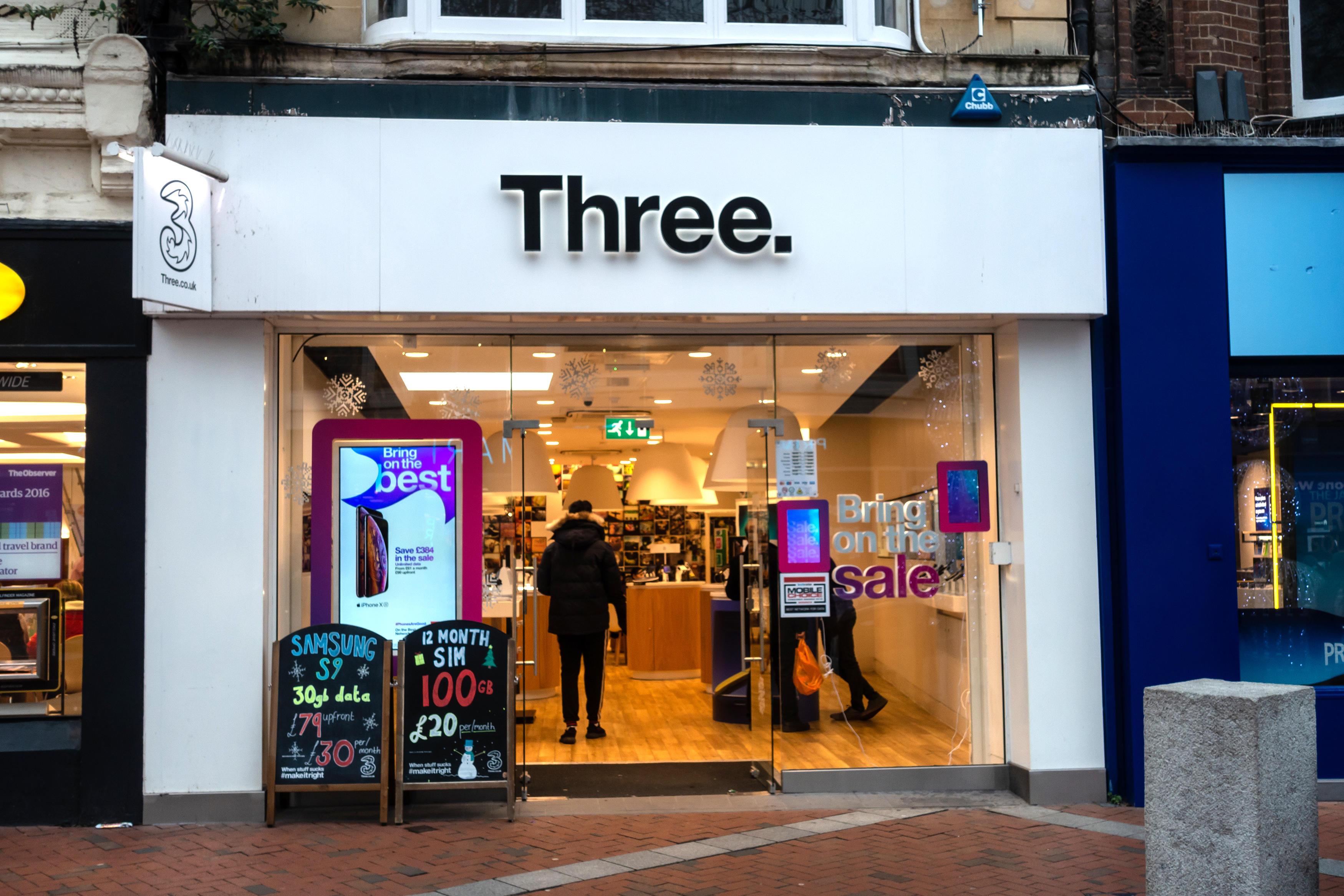 L'opérateur de téléphonie mobile Three a lancé un plan Business Broadband avec 5G et une vitesse moyenne de 100 Mbps au prix de 14,17 £. L'opérateur de téléphonie mobile Three a lancé un plan Business Broadband avec 5G et une vitesse moyenne de 100 Mbps au prix de 14,17 £.