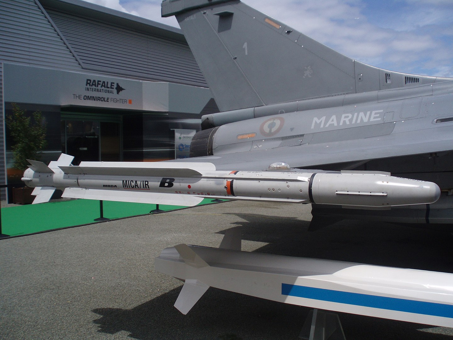 Missile MICA IR sur un avion Dassault Rafale Missile MICA IR sur un avion Dassault Rafale