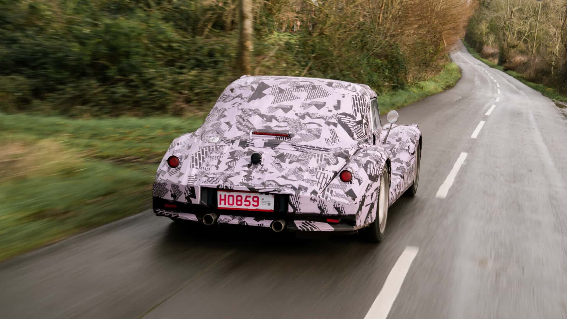 Un prototype de la nouvelle voiture Morgan en camouflage Un prototype de la nouvelle voiture Morgan en camouflage