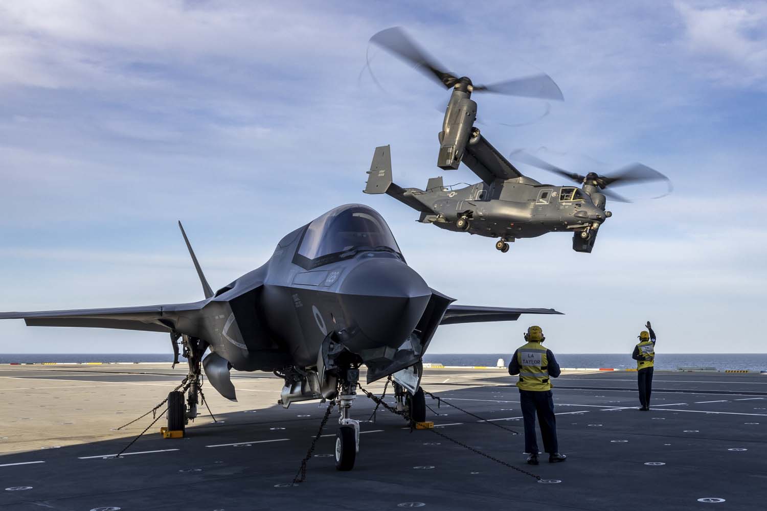 Le porte-avions HMS Queen Elizabeth, transportant des chasseurs de cinquième génération F-35 Lightning II, a mené avec succès une série de missions de frappe simulées au large des côtes norvégiennes.-10 Le porte-avions HMS Queen Elizabeth, transportant des chasseurs de cinquième génération F-35 Lightning II, a mené avec succès une série de missions de frappe simulées au large des côtes norvégiennes.-10