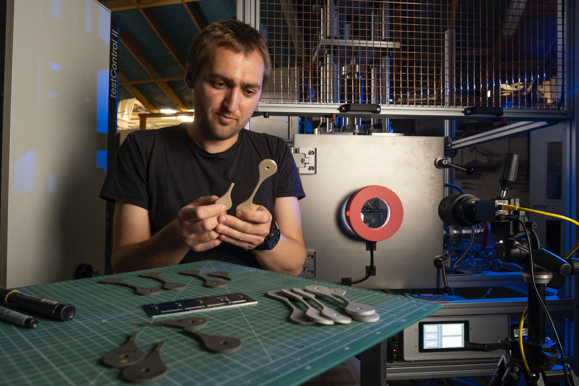Charlie Patterson examine des échantillons de matériel imprimé en 3D testé sur le NextSpace TestRig