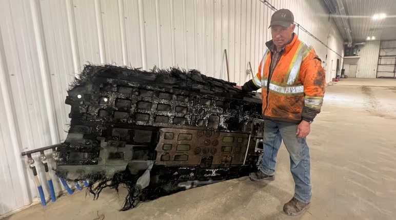 "Cadeau du ciel : un agriculteur canadien a trouvé dans son champ un débris spatial de 40 kg, probablement l'épave d'une fusée SpaceX.-3 "Cadeau du ciel : un agriculteur canadien a trouvé dans son champ un débris spatial de 40 kg, probablement l'épave d'une fusée SpaceX.-3
