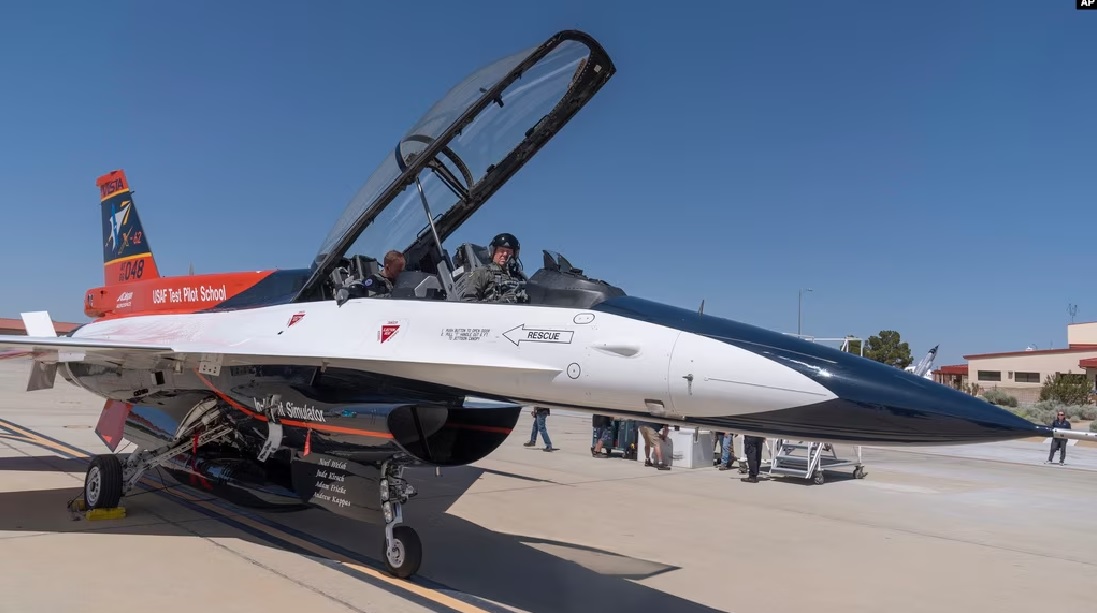 L'intelligence artificielle aux commandes d'un avion de chasse : l'armée de l'air américaine a annoncé un essai réussi de l'aéronef sans pilote X-62A VISTA basé sur un F-16. L'intelligence artificielle aux commandes d'un avion de chasse : l'armée de l'air américaine a annoncé un essai réussi de l'aéronef sans pilote X-62A VISTA basé sur un F-16.