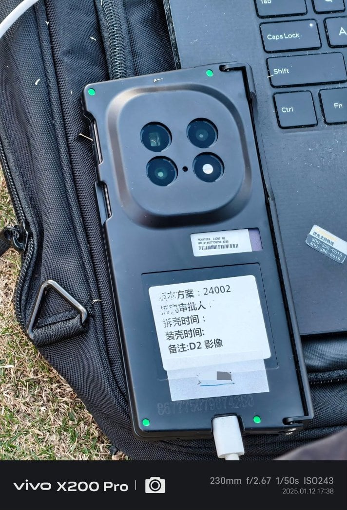 Oppo Find N5 dans un étui entièrement fermé Oppo Find N5 dans un étui entièrement fermé