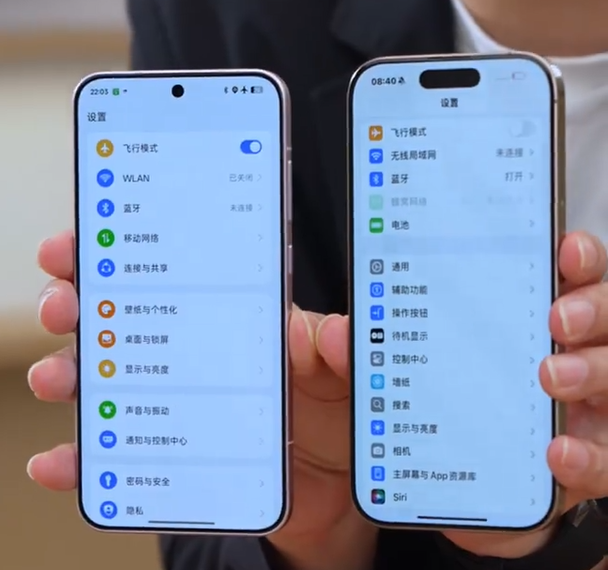 Oppo Find X8s à gauche et Apple iPhone 16 Pro à droite Oppo Find X8s à gauche et Apple iPhone 16 Pro à droite