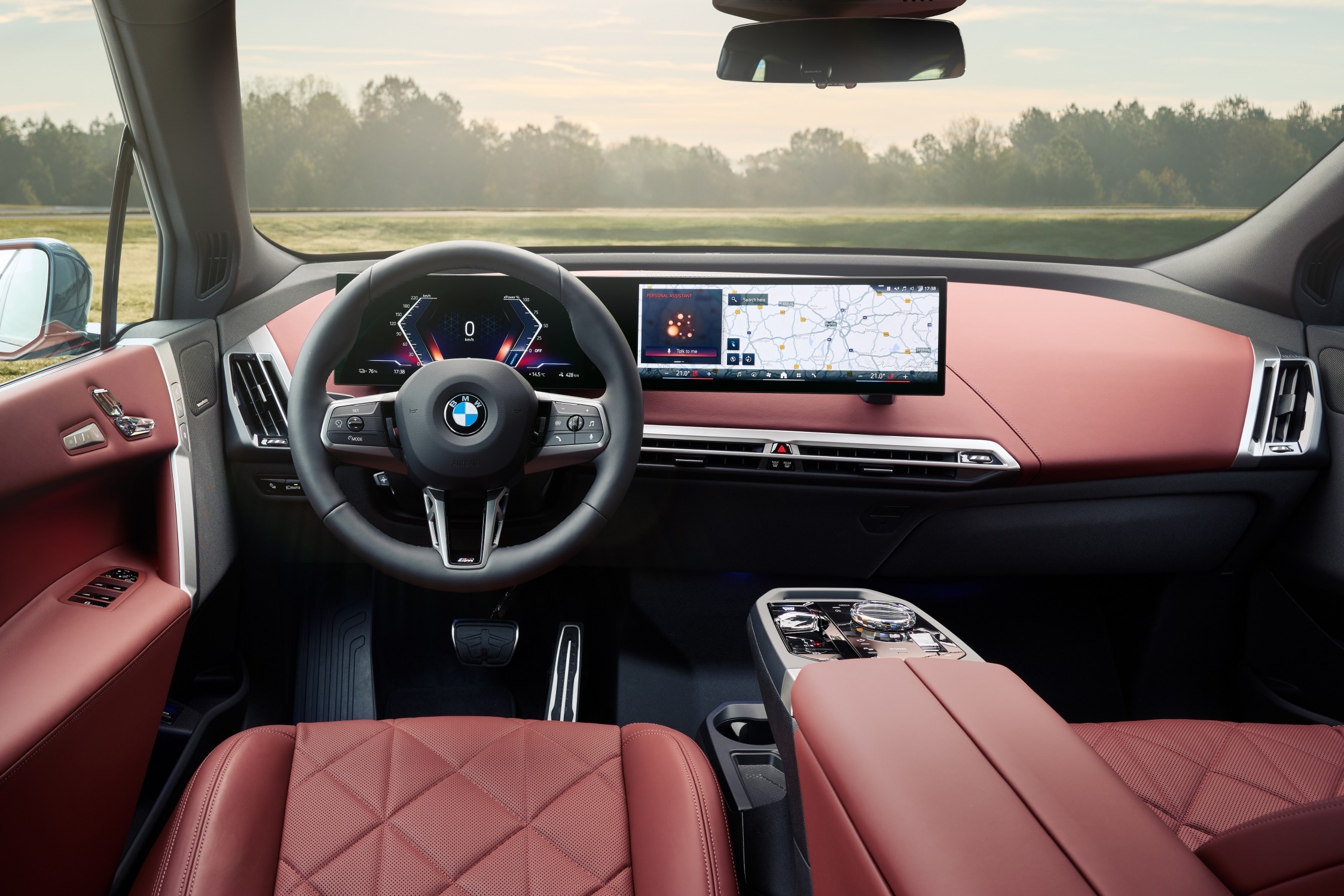 L'intérieur de la BMW iX avec le système à double affichage L'intérieur de la BMW iX avec le système à double affichage