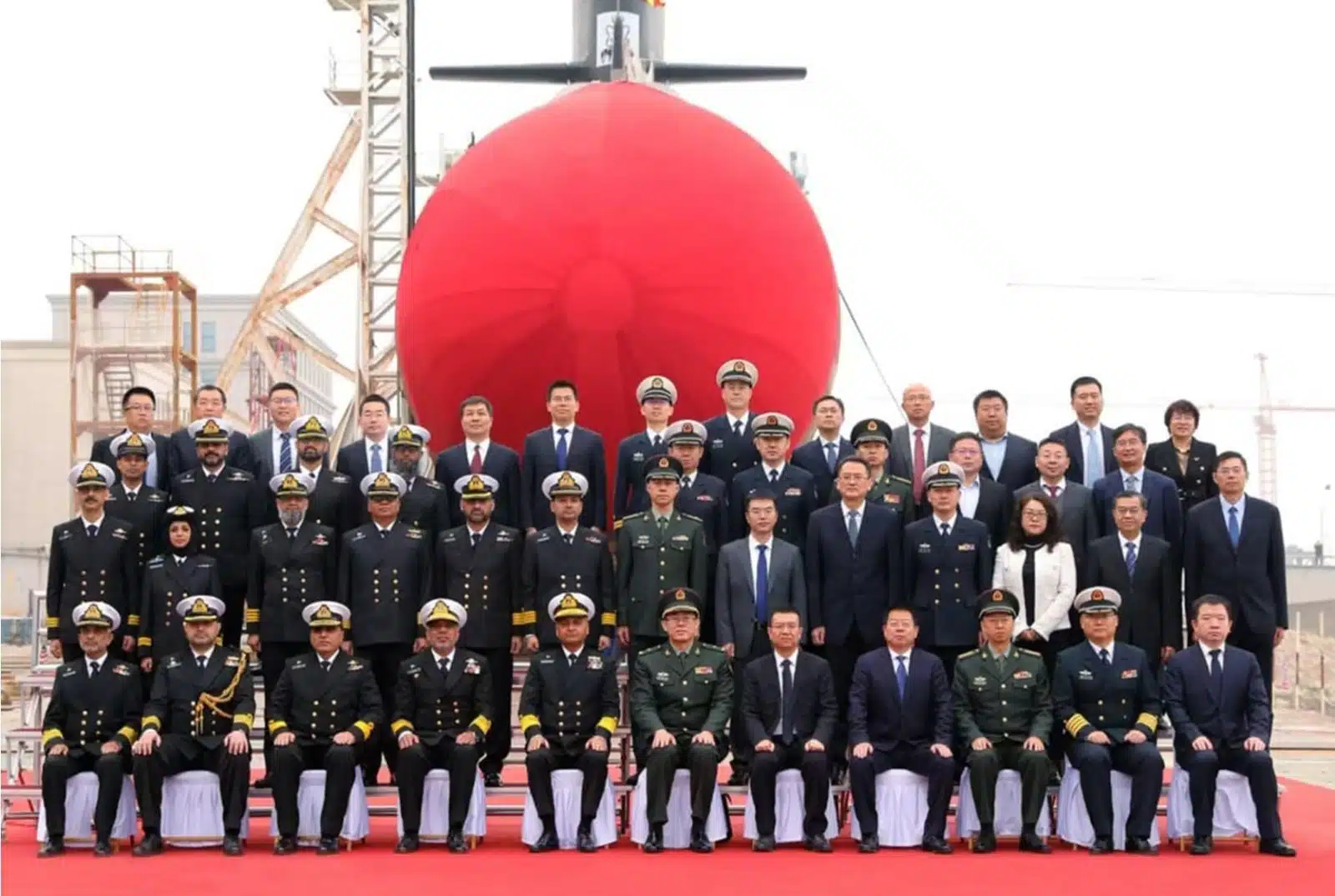 Les militaires pakistanais et chinois et le sous-marin de classe Hangor