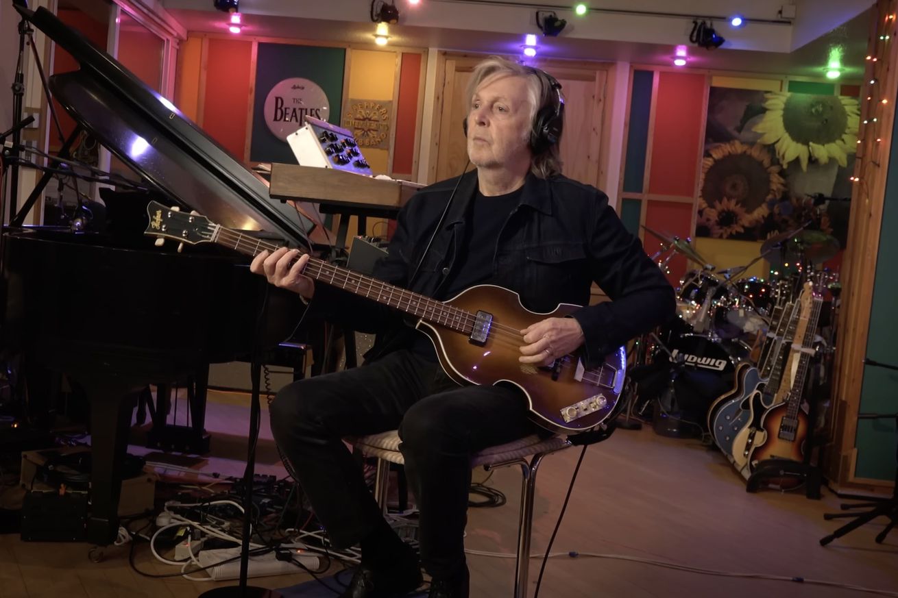 Les Beatles ont sorti la chanson "Now and Then" avec la voix de John Lennon reconstituée par l'IA. Les Beatles ont sorti la chanson "Now and Then" avec la voix de John Lennon reconstituée par l'IA.