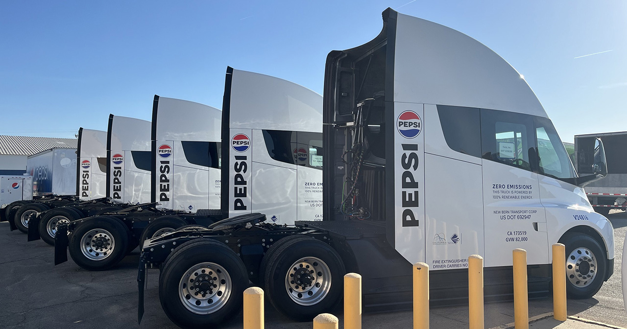 Camions Tesla Semi sur le site de distribution de PepsiCo Camions Tesla Semi sur le site de distribution de PepsiCo