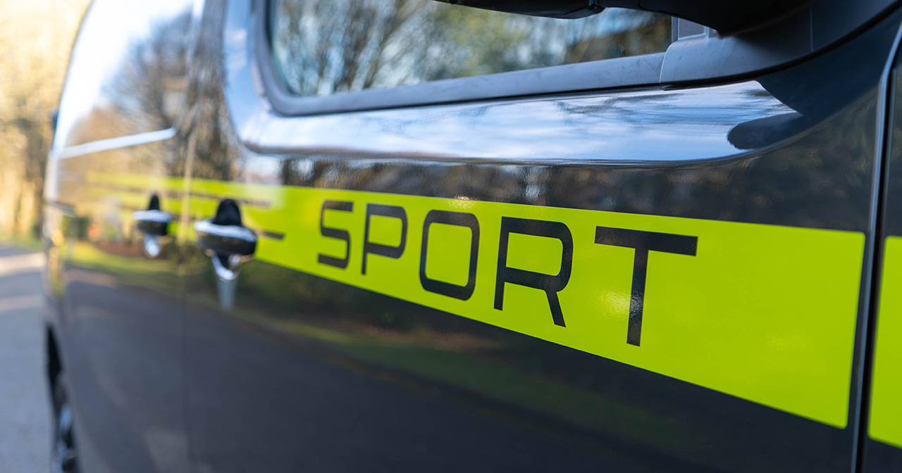Peugeot Expert Sport avec des autocollants Kryptonite Green frappants Peugeot Expert Sport avec des autocollants Kryptonite Green frappants