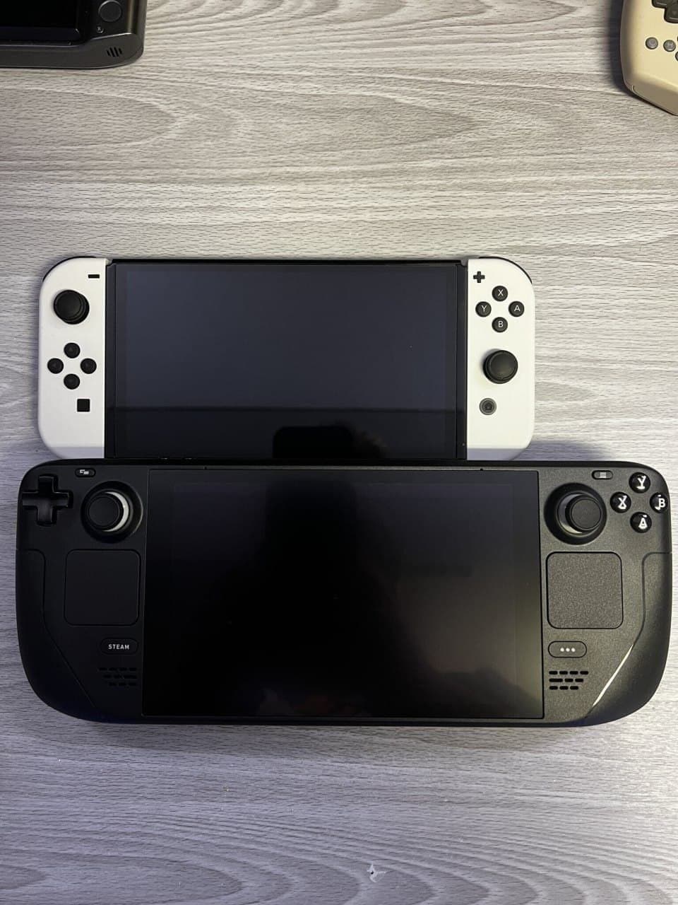 Comparaison visuelle de Steam Deck avec d'autres consoles portables et une banane Comparaison visuelle de Steam Deck avec d'autres consoles portables et une banane