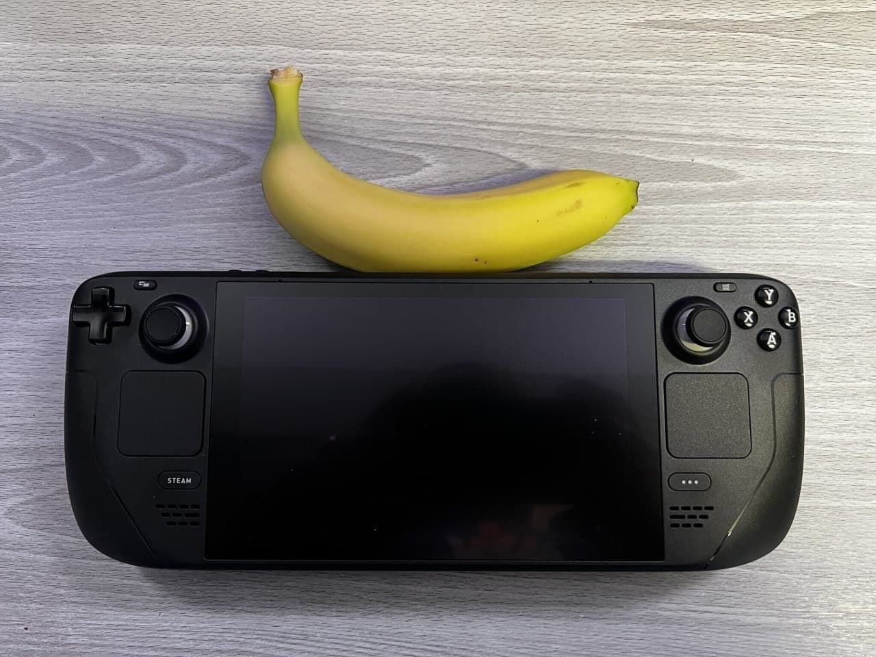 Comparaison visuelle de Steam Deck avec d'autres consoles portables et une banane-2 Comparaison visuelle de Steam Deck avec d'autres consoles portables et une banane-2