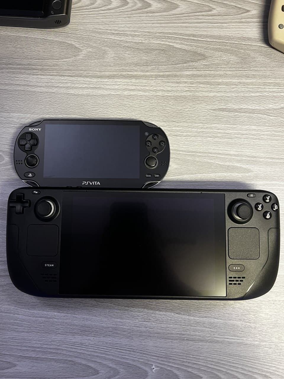 Comparaison visuelle de Steam Deck avec d'autres consoles portables et une banane-3 Comparaison visuelle de Steam Deck avec d'autres consoles portables et une banane-3