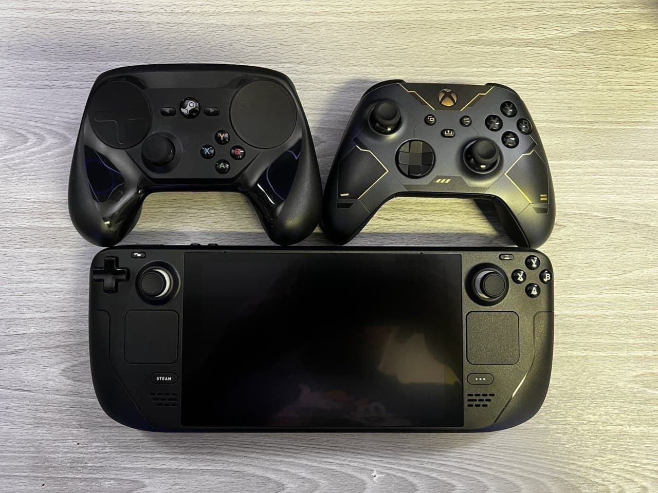 Comparaison visuelle de Steam Deck avec d'autres consoles portables et une banane-4 Comparaison visuelle de Steam Deck avec d'autres consoles portables et une banane-4