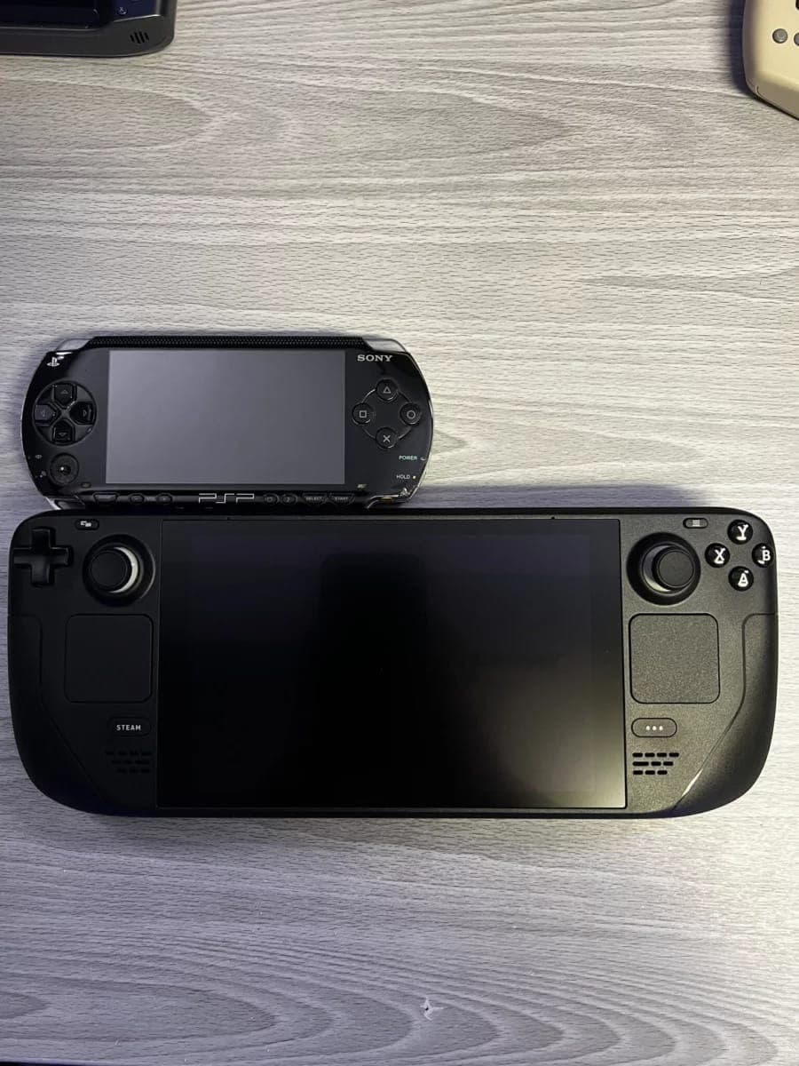 Comparaison visuelle de Steam Deck avec d'autres consoles portables et une banane-5 Comparaison visuelle de Steam Deck avec d'autres consoles portables et une banane-5